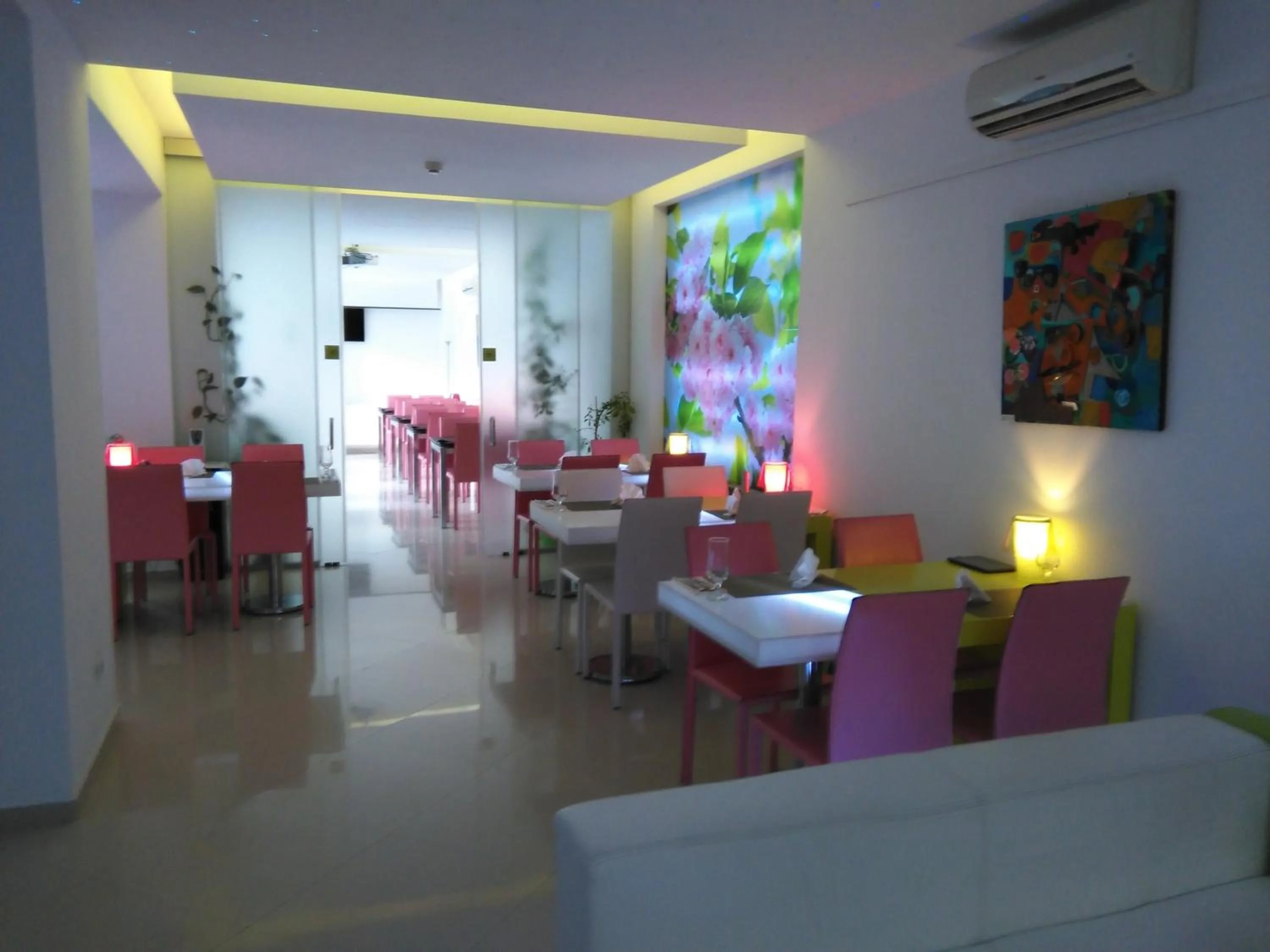 Restaurant/places to eat in Christina Hotel