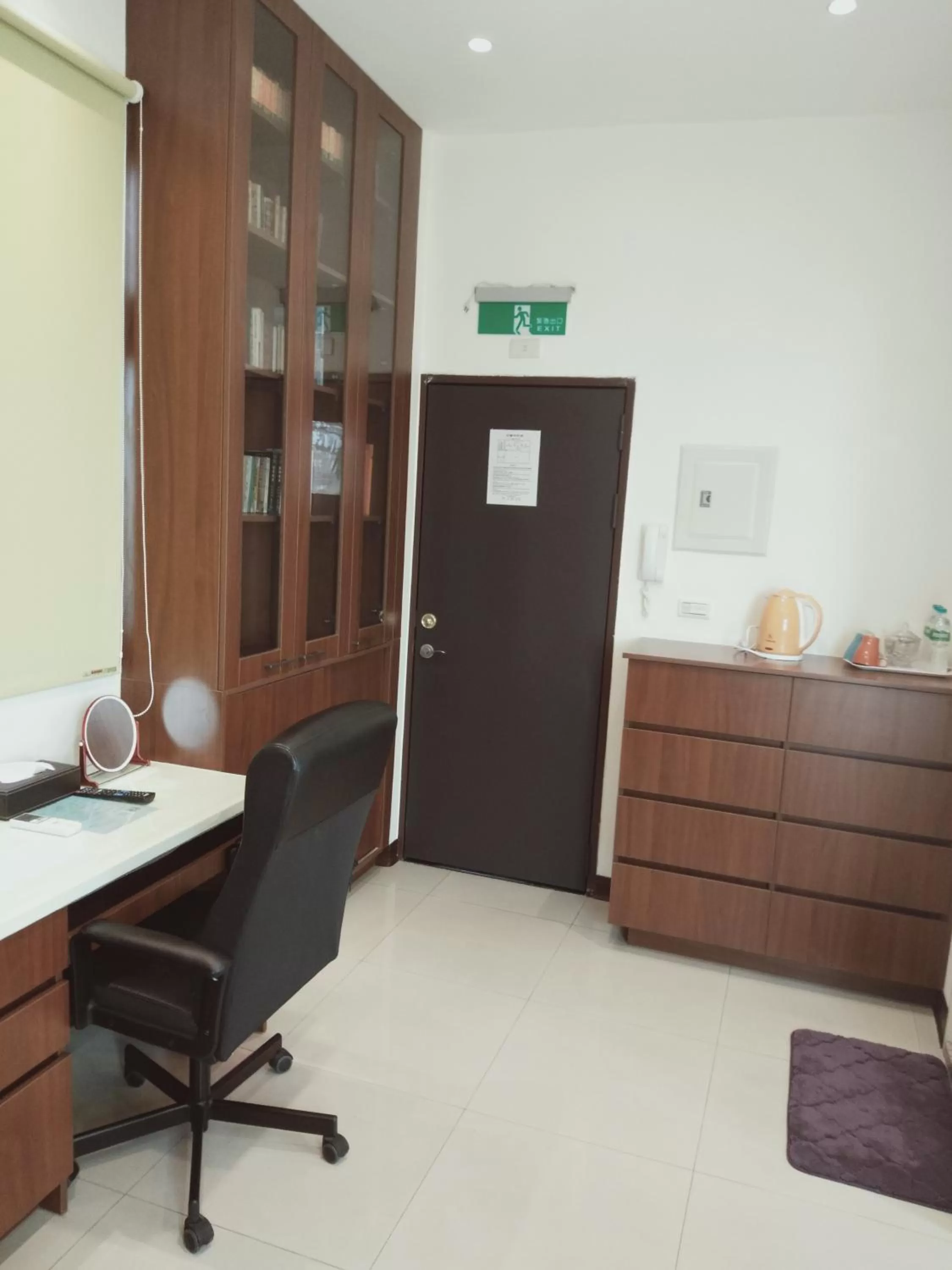 Seating area, TV/Entertainment Center in Frank B&B