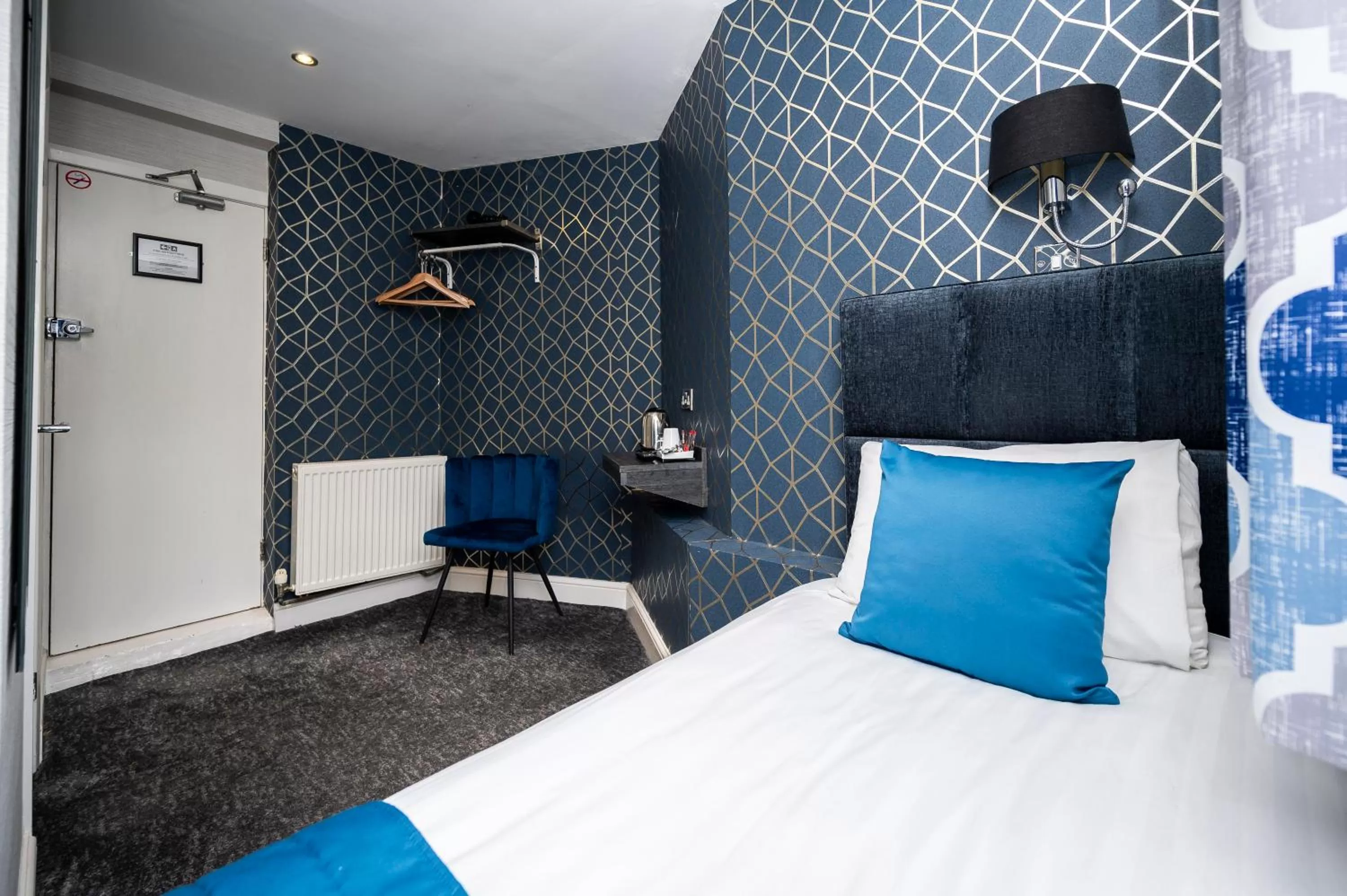 Bedroom, Bed in Mentone Hotel