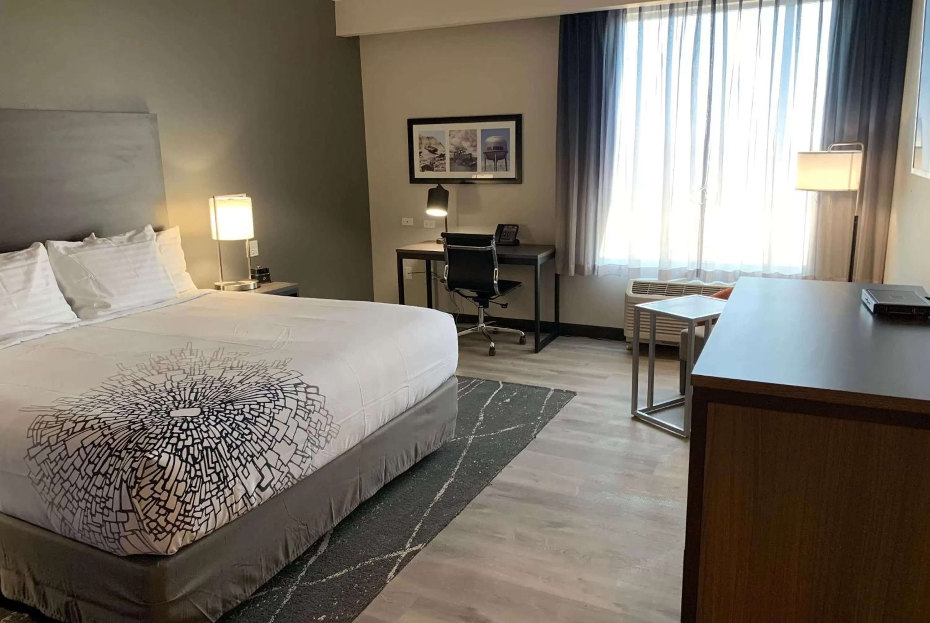 Photo of the whole room, Bed in La Quinta Inn & Suites by Wyndham Holbrook Petrified Forest