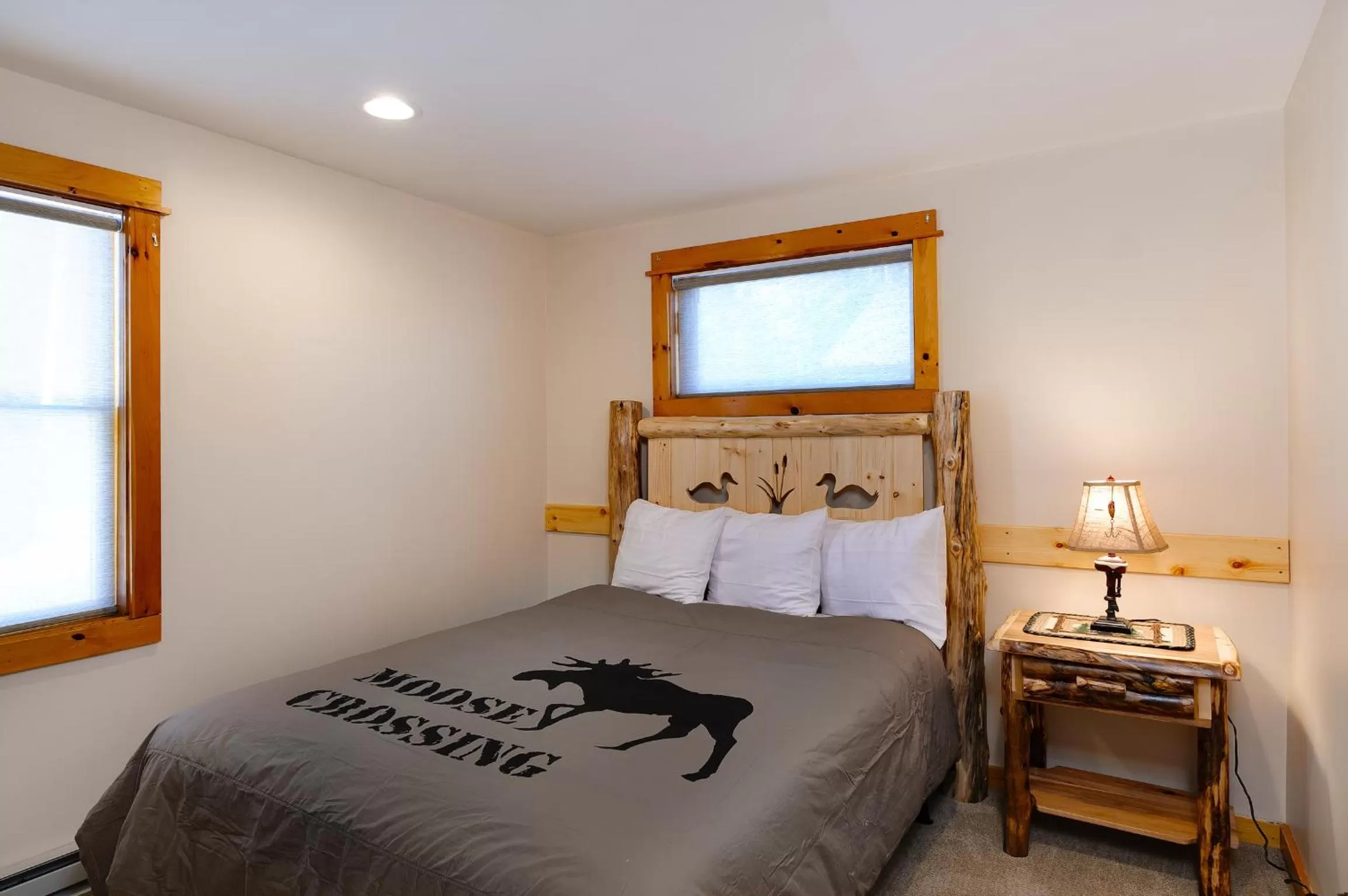 Bedroom, Bed in Cobble Mountain Lodge