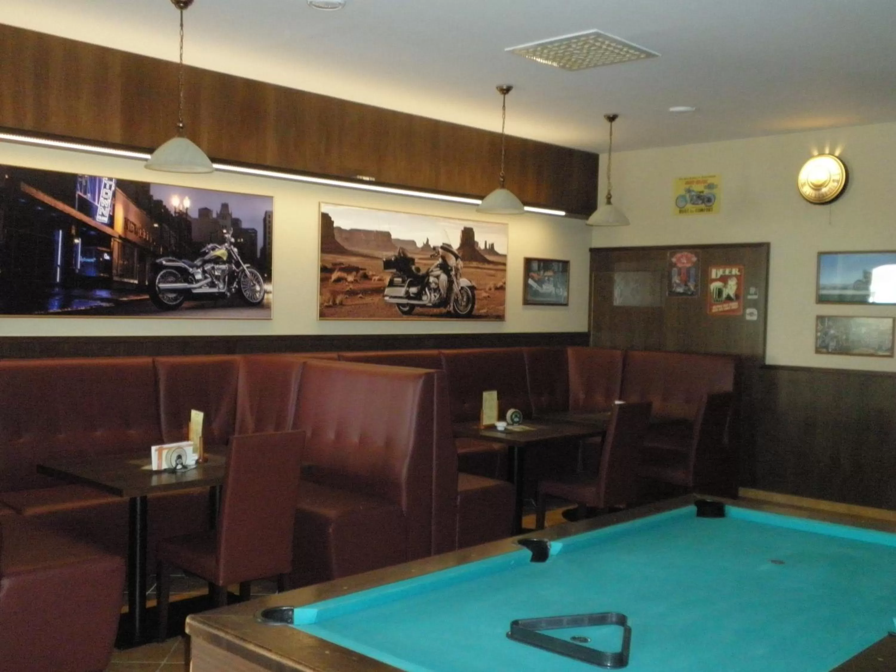 Restaurant/places to eat, Billiards in Hotel Le Café