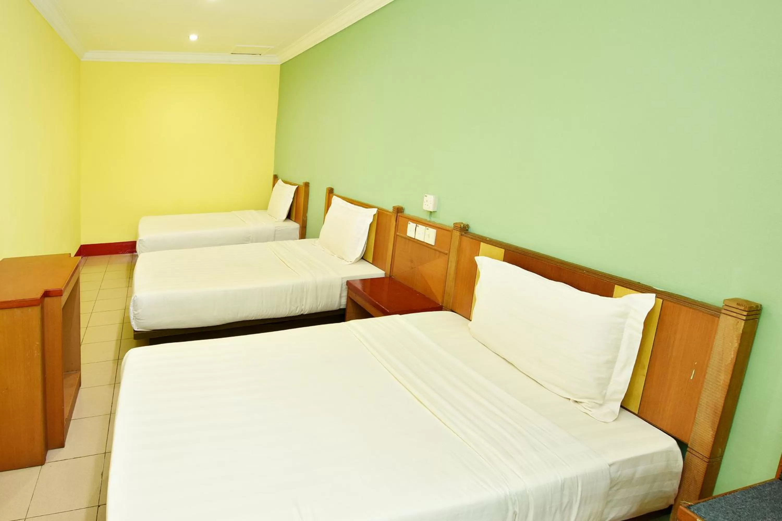 Bed in Mandarin Inn by Glex