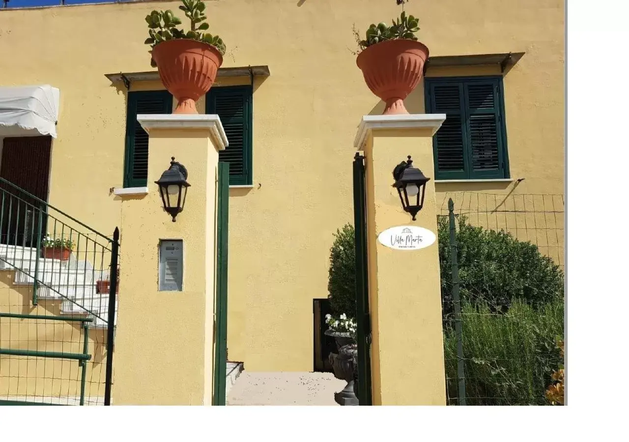 Property building in VILLA MARTA a due passi dalla clinica ortopedica Rizzoli e da Villa Santa Teresa Property building in VILLA MARTA a due passi dalla clinica ortopedica Rizzoli e da Villa Santa Teresa