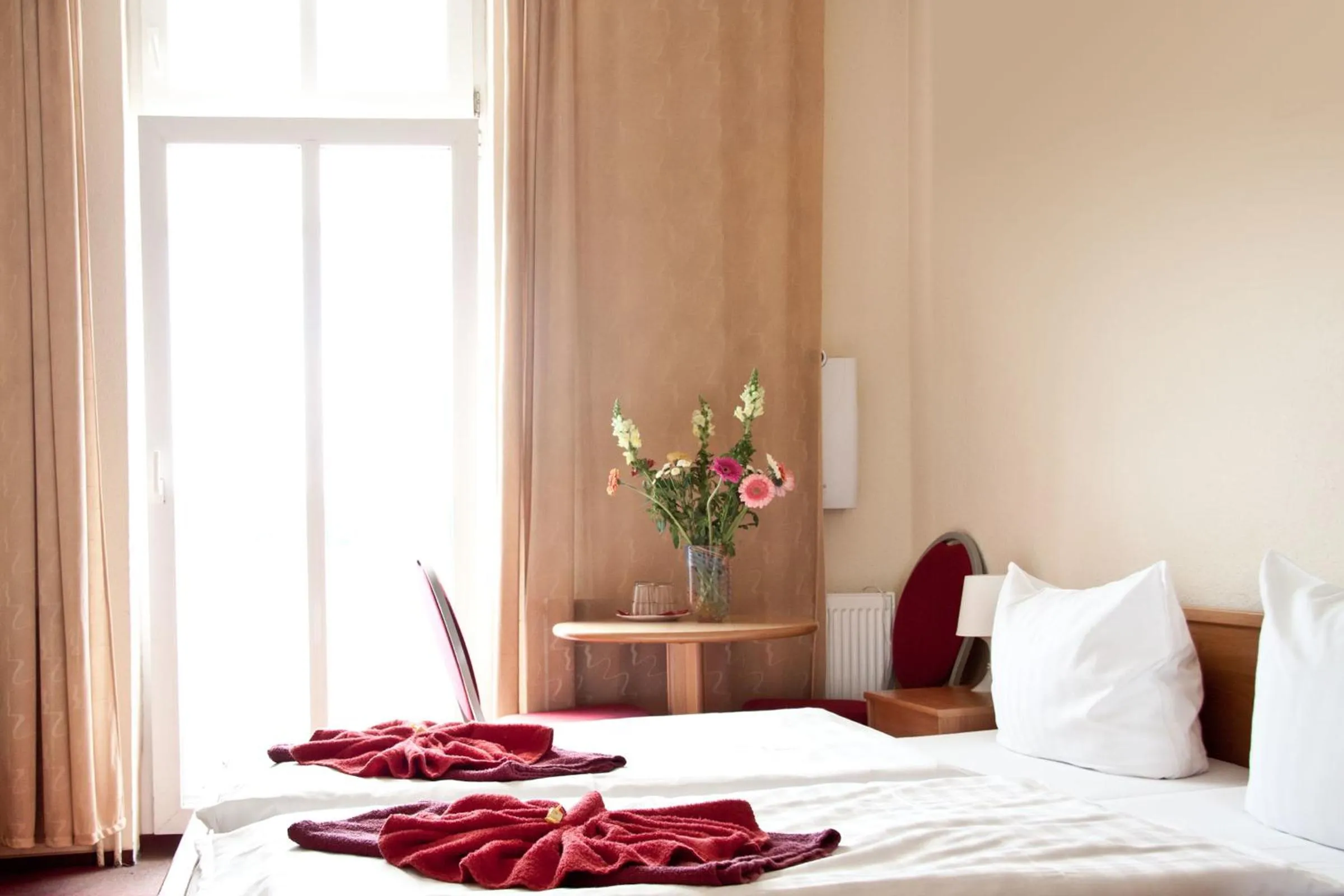 Photo of the whole room, Bed in Hotel AI Königshof