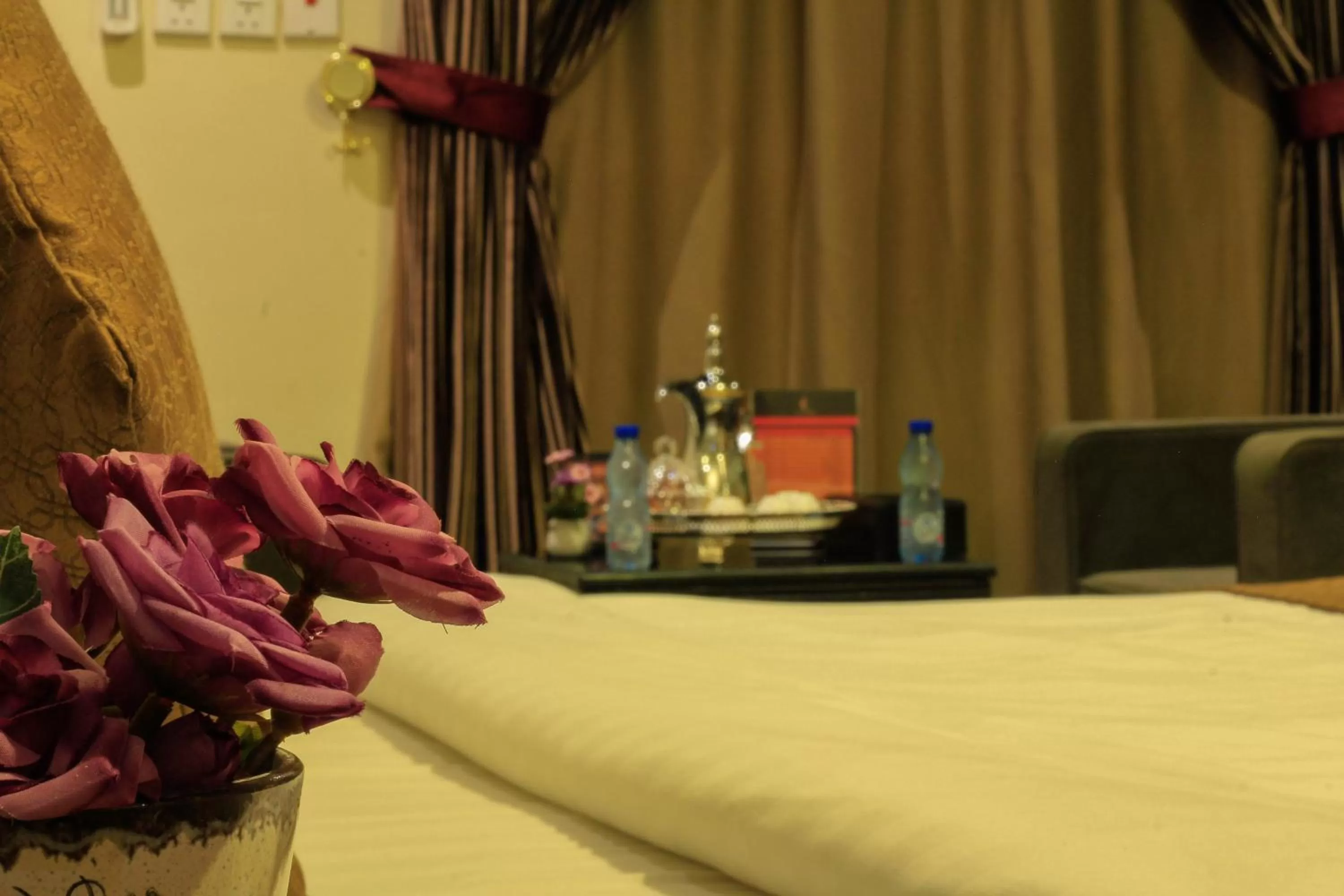 Decorative detail, Bed in Maskan Al Dyafah Hotel Apartments