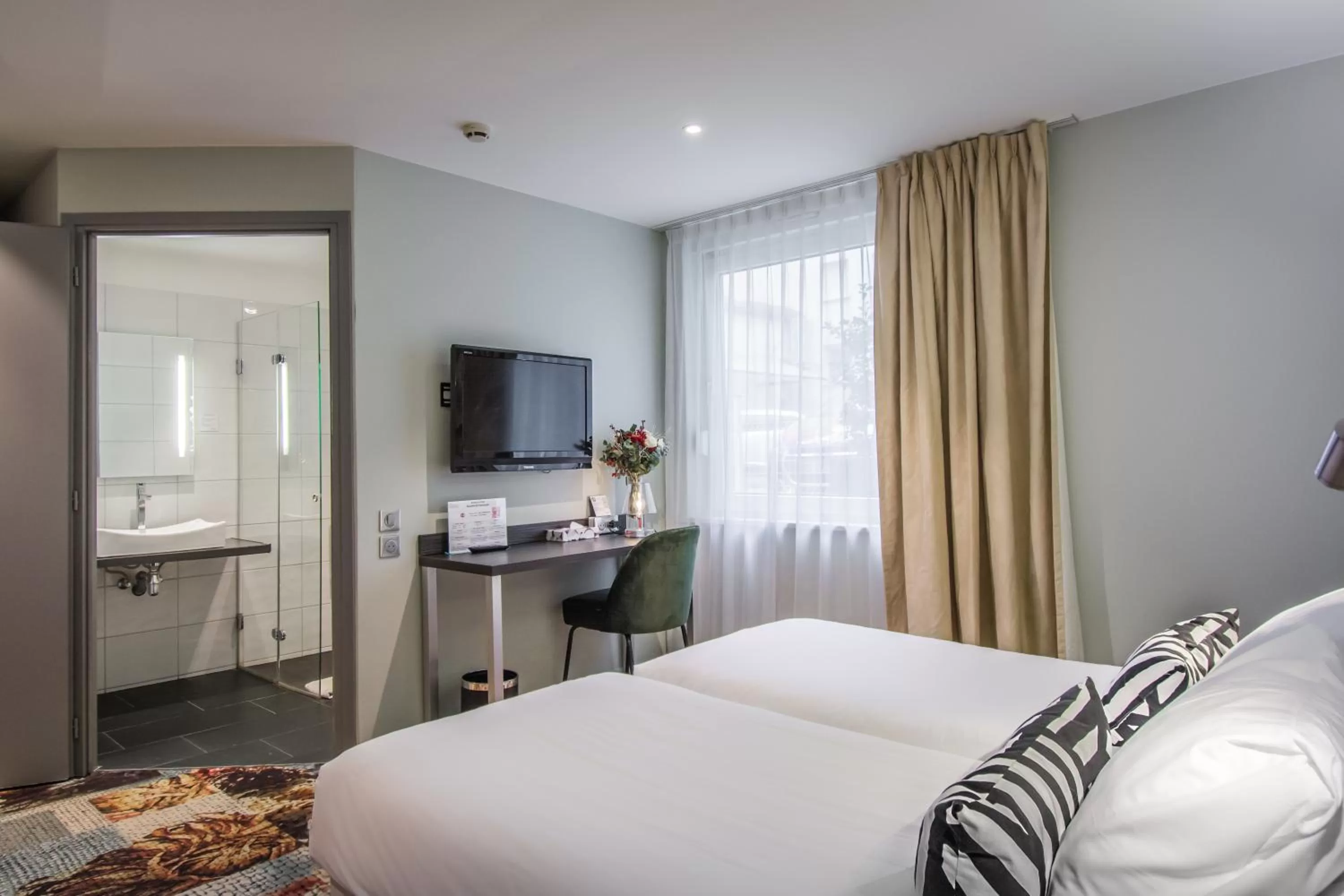 Bedroom, Bed in Hôtel Couvent du Franciscain Centre ville