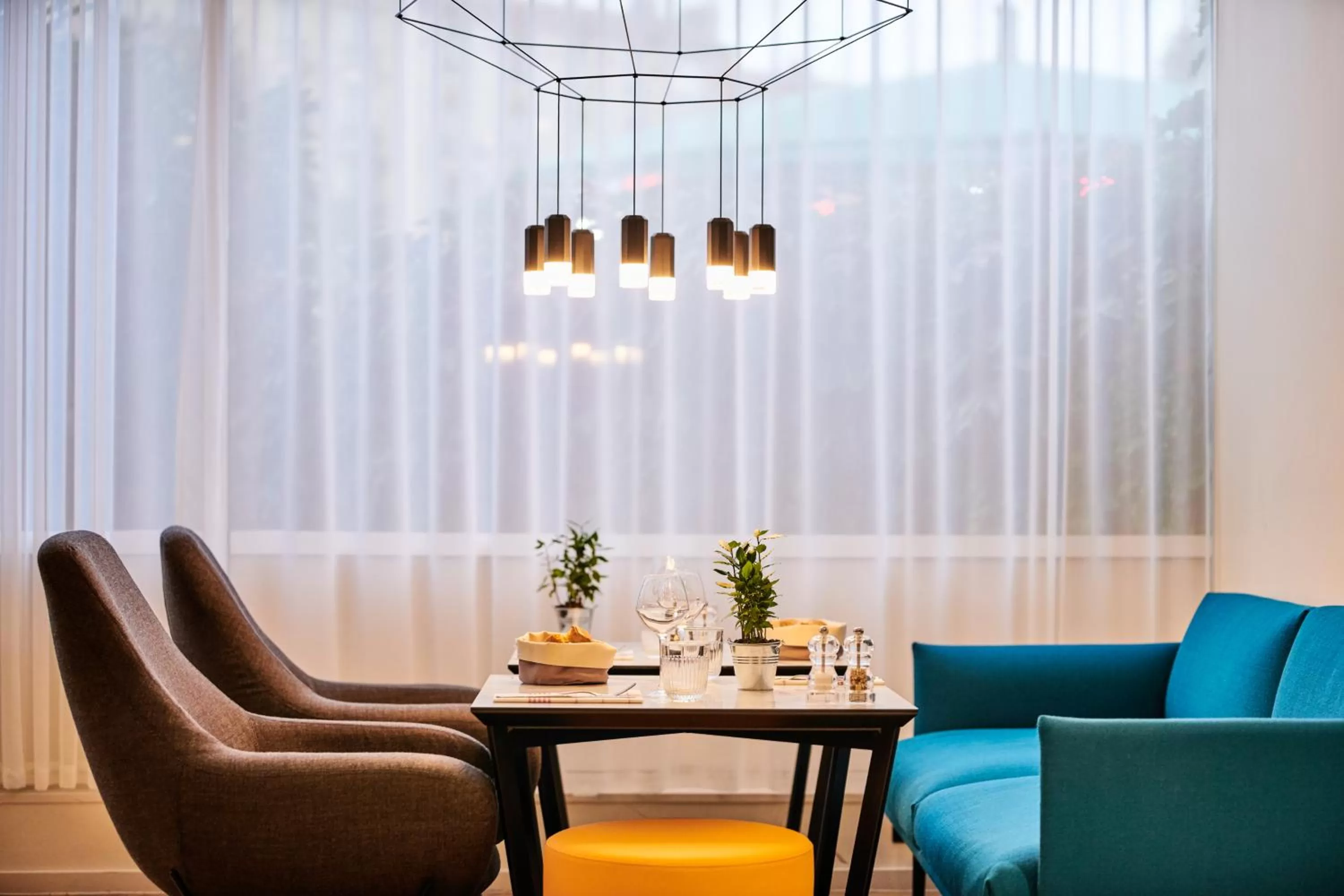 Restaurant/places to eat in Mercure Paris La Défense