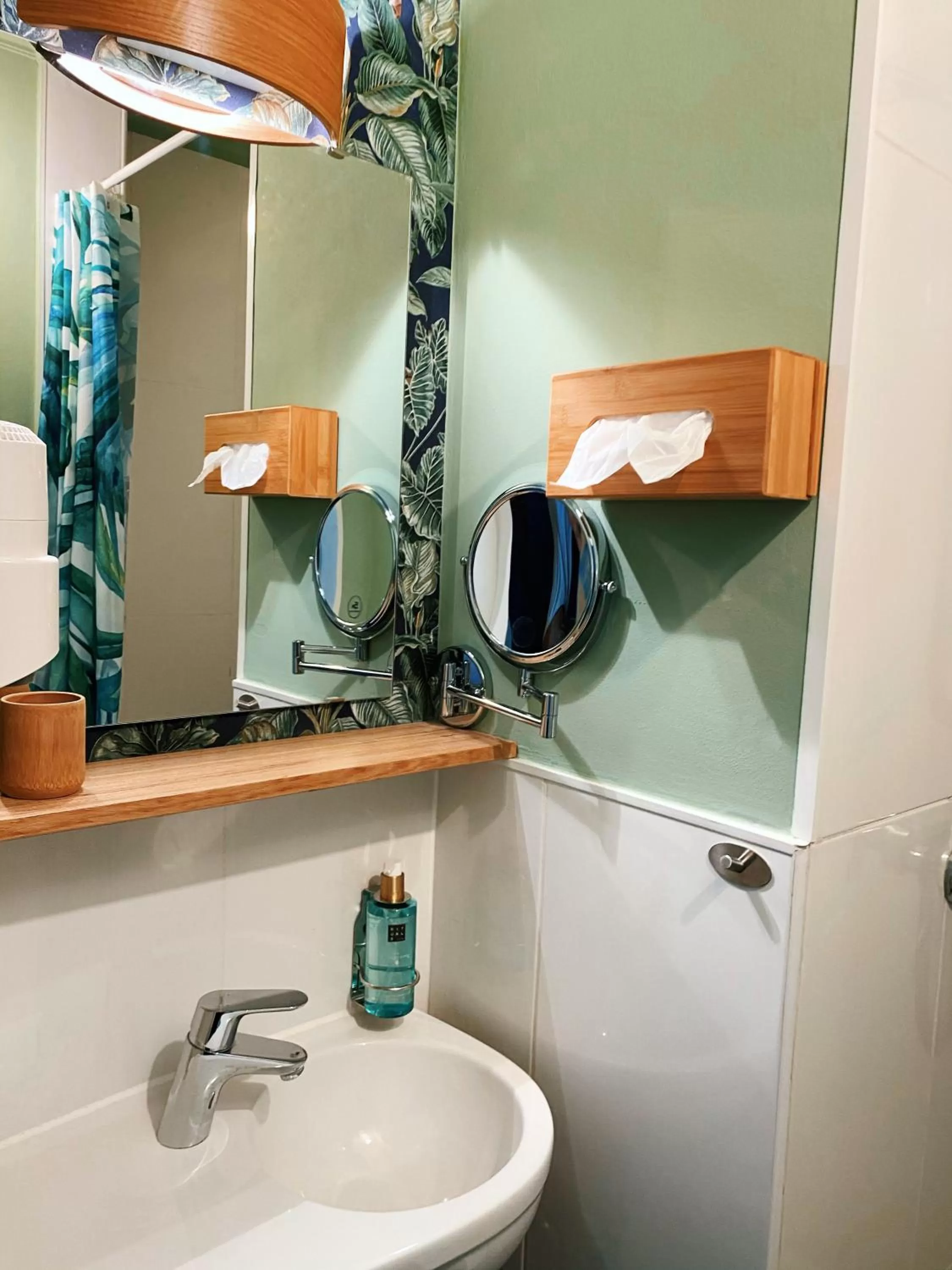 Shower in North-Hotel