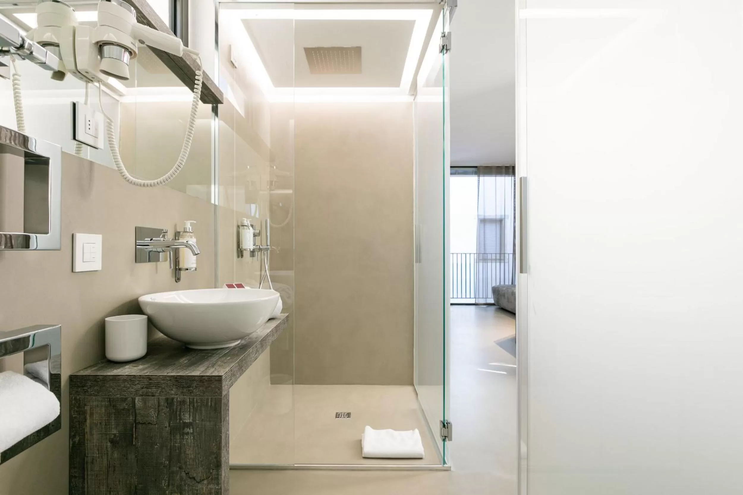 Shower in DOMUS CAVOUR Rooms&Suites