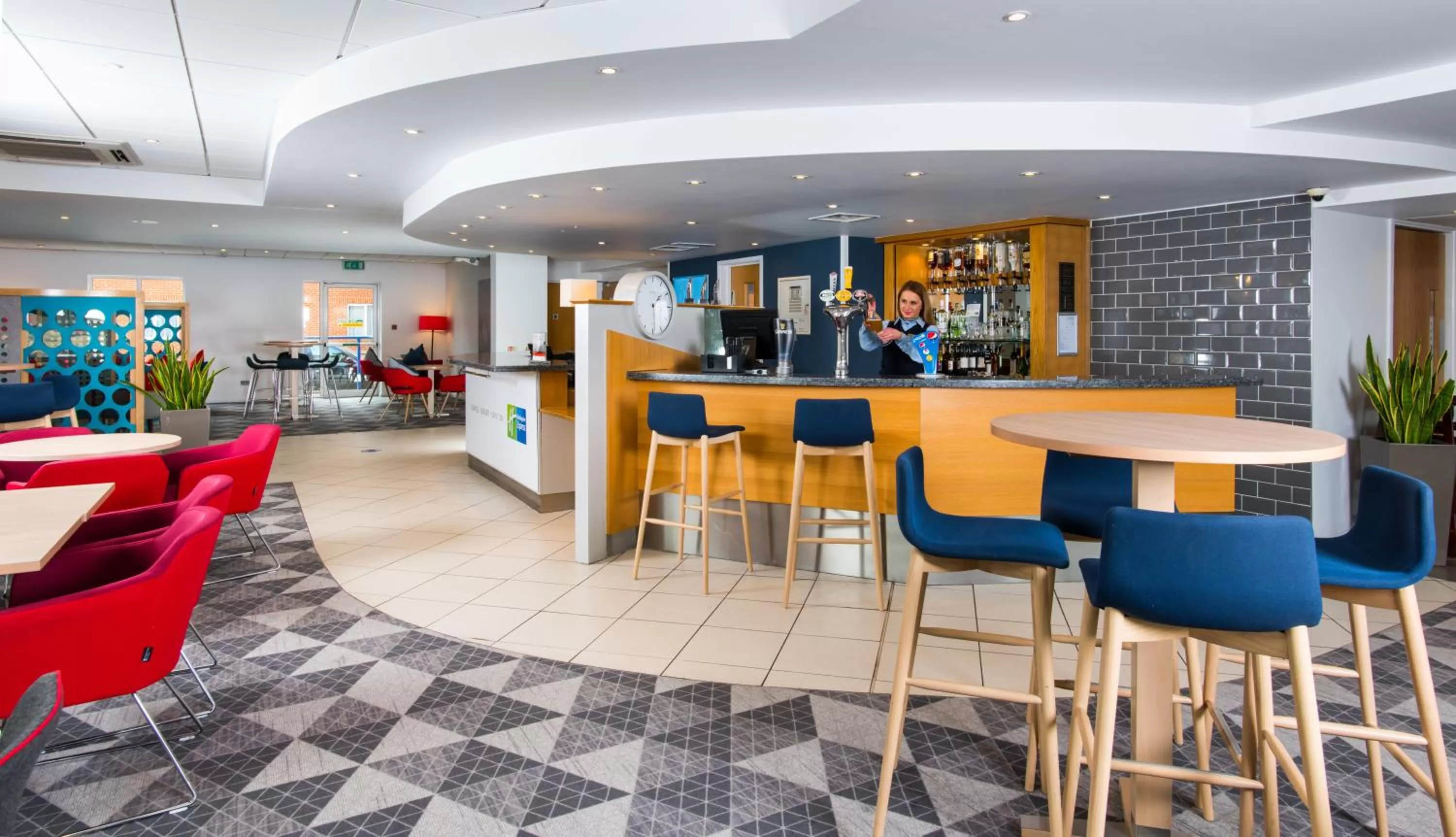 Lounge or bar in Holiday Inn Express Southampton West by IHG