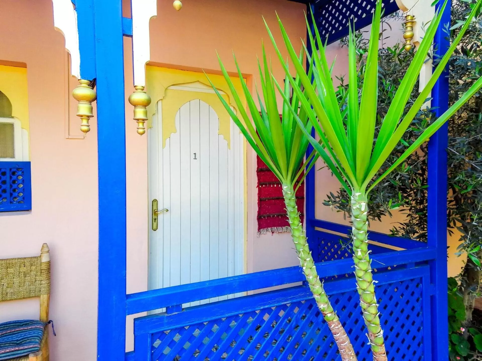 Facade/entrance in Le Bleu House