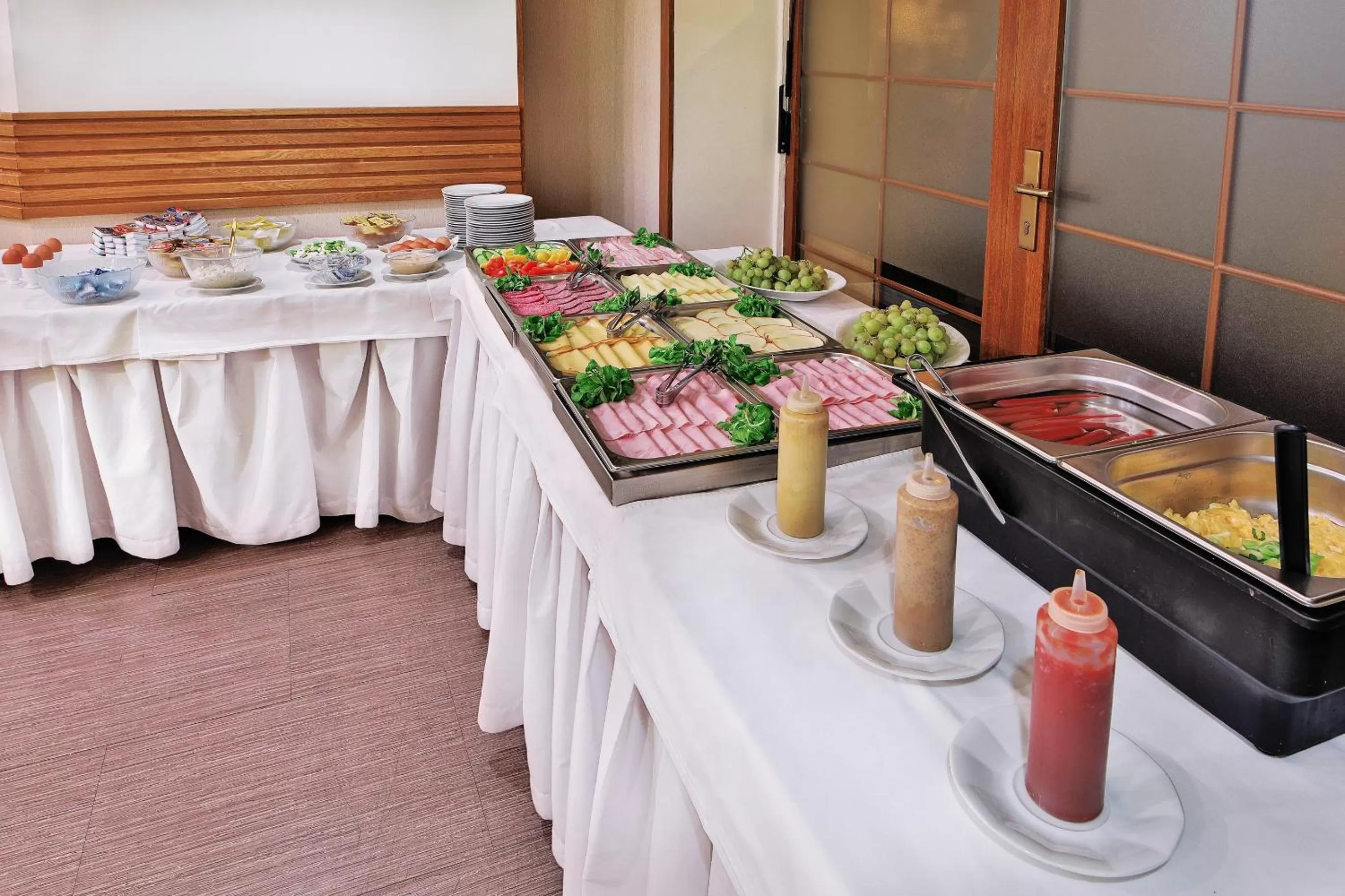 Restaurant/places to eat in Attic Hotel