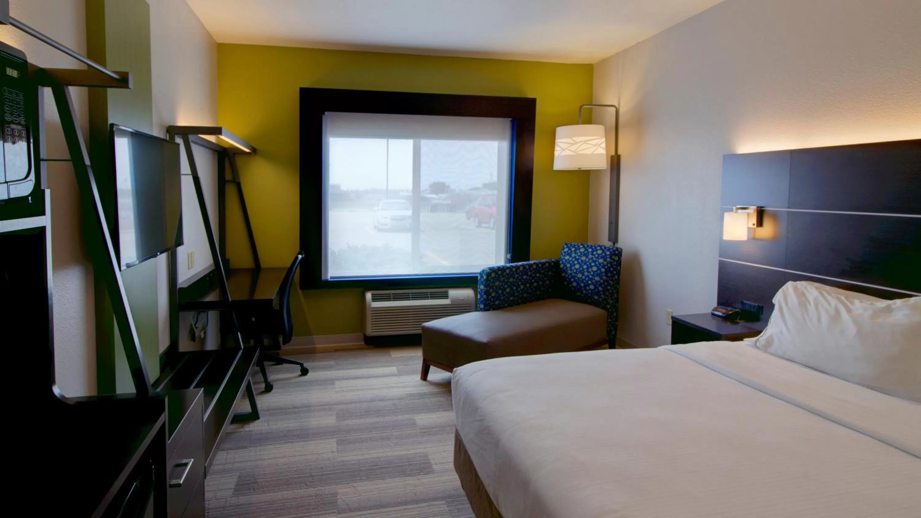 Photo of the whole room, Bed in Holiday Inn Express & Suites Sioux Center by IHG