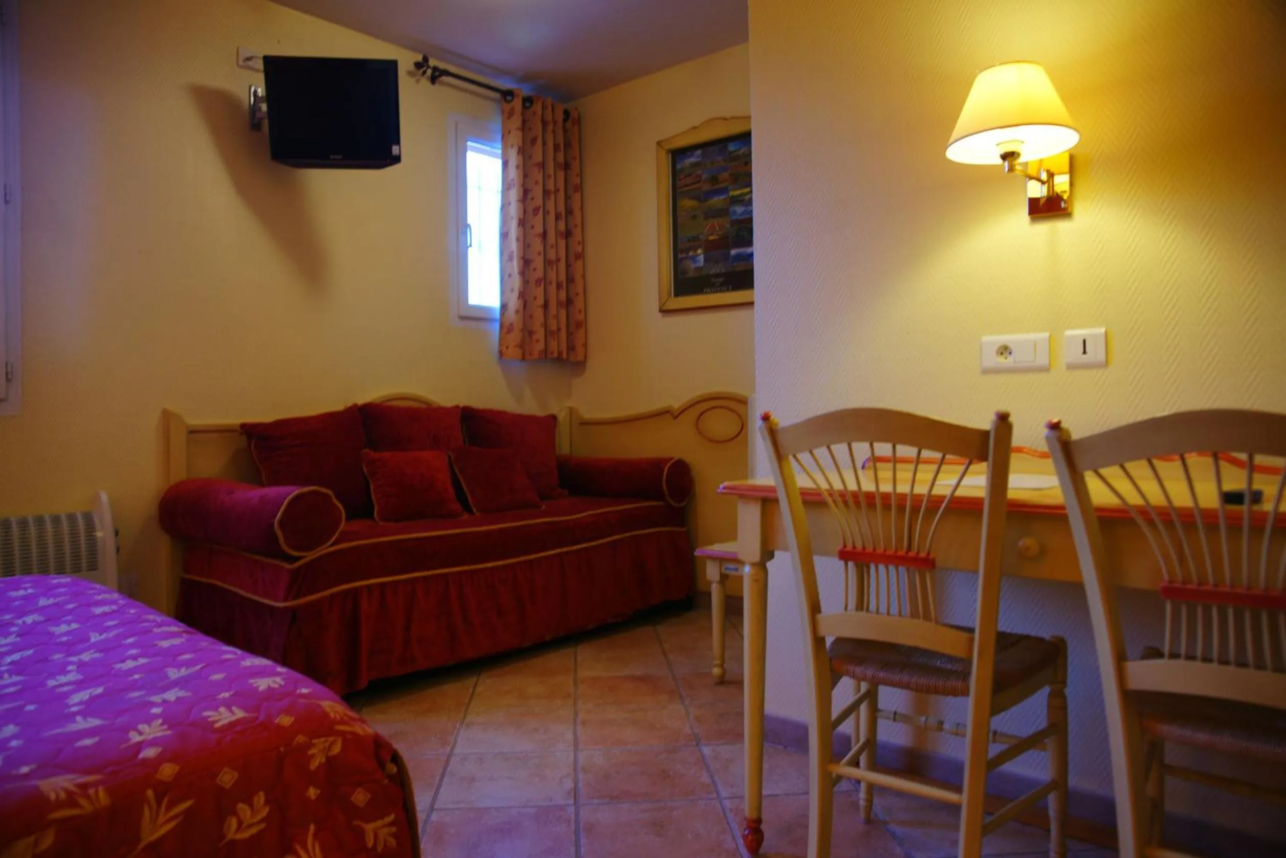 Photo of the whole room in LOGIS HOTEL & RESTAURANT L'ETAPE Bouc Bel Air - Gardanne