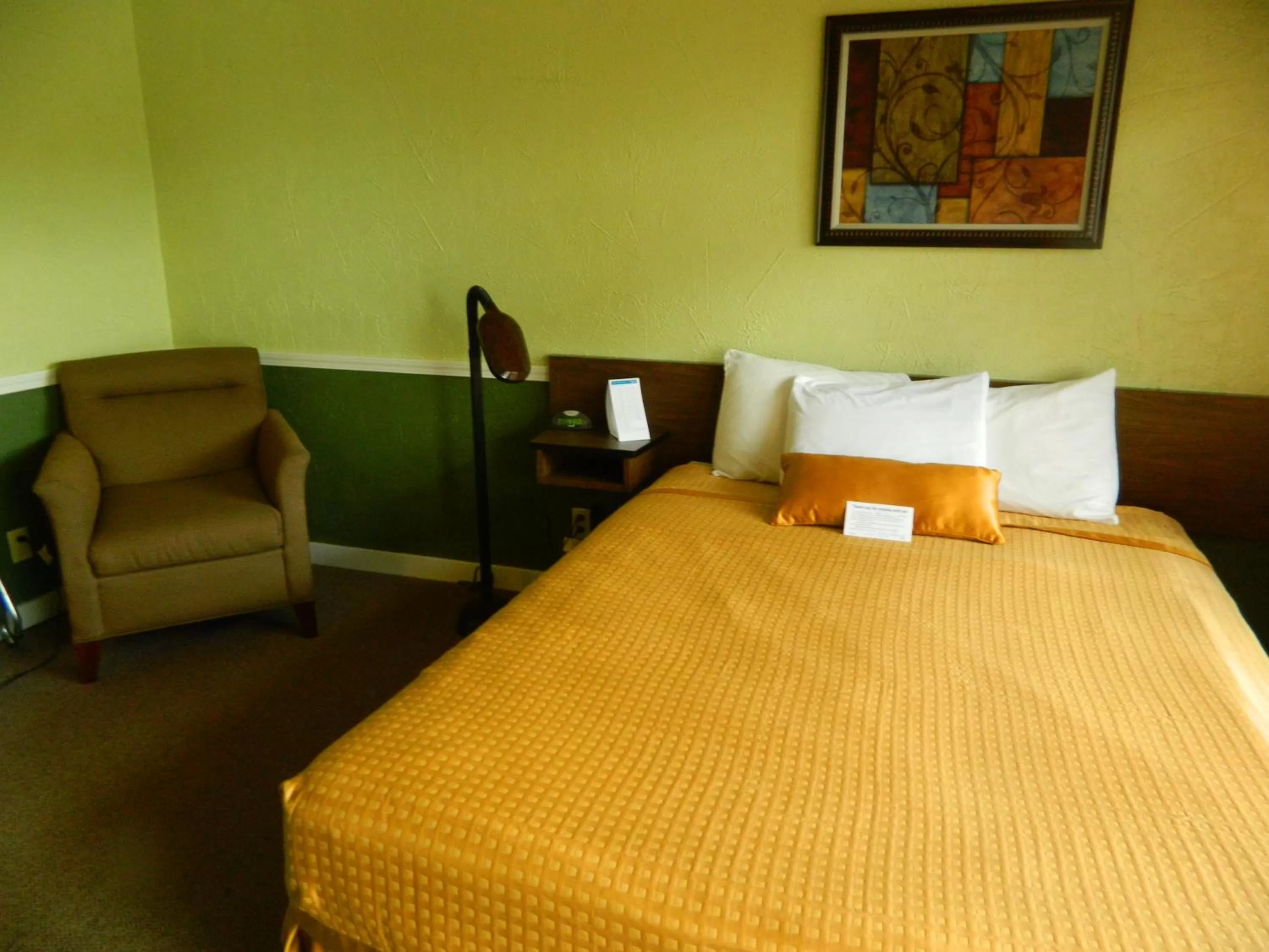 Bed in Country Motor Inn