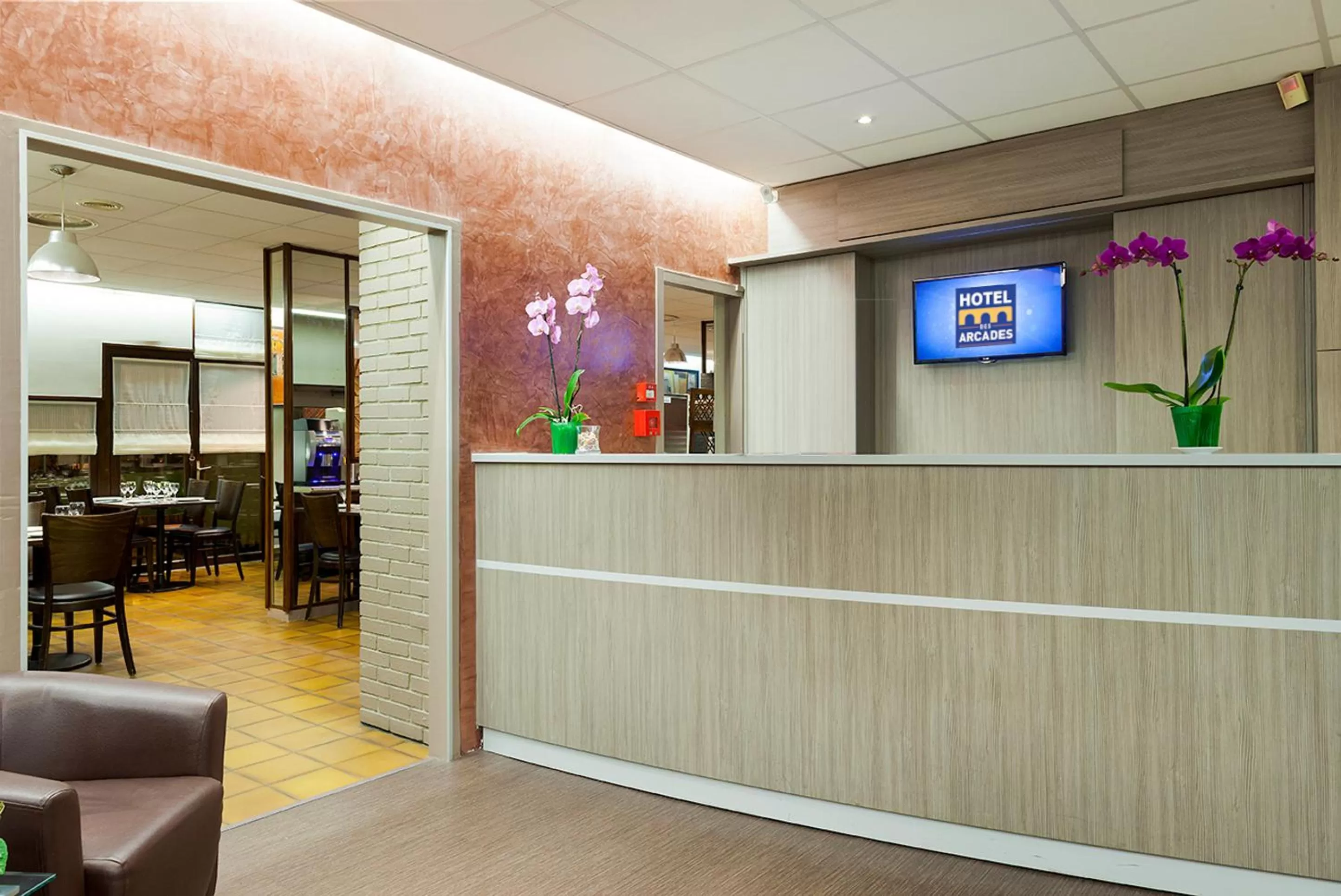 Lobby or reception in Hôtel des Arcades de Cachan - Grand Paris Sud