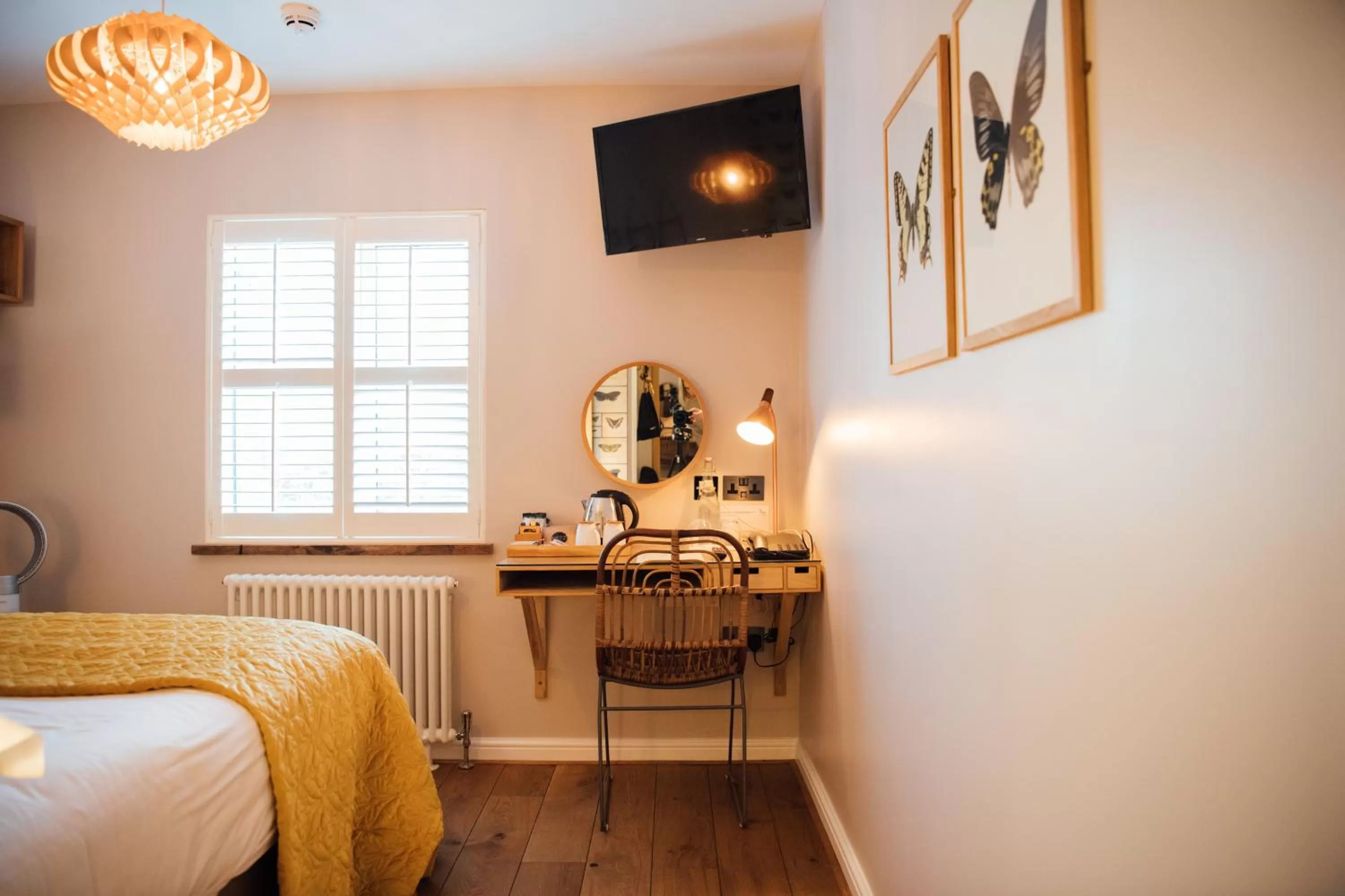 Seating area, Bed in The Fox at Willian