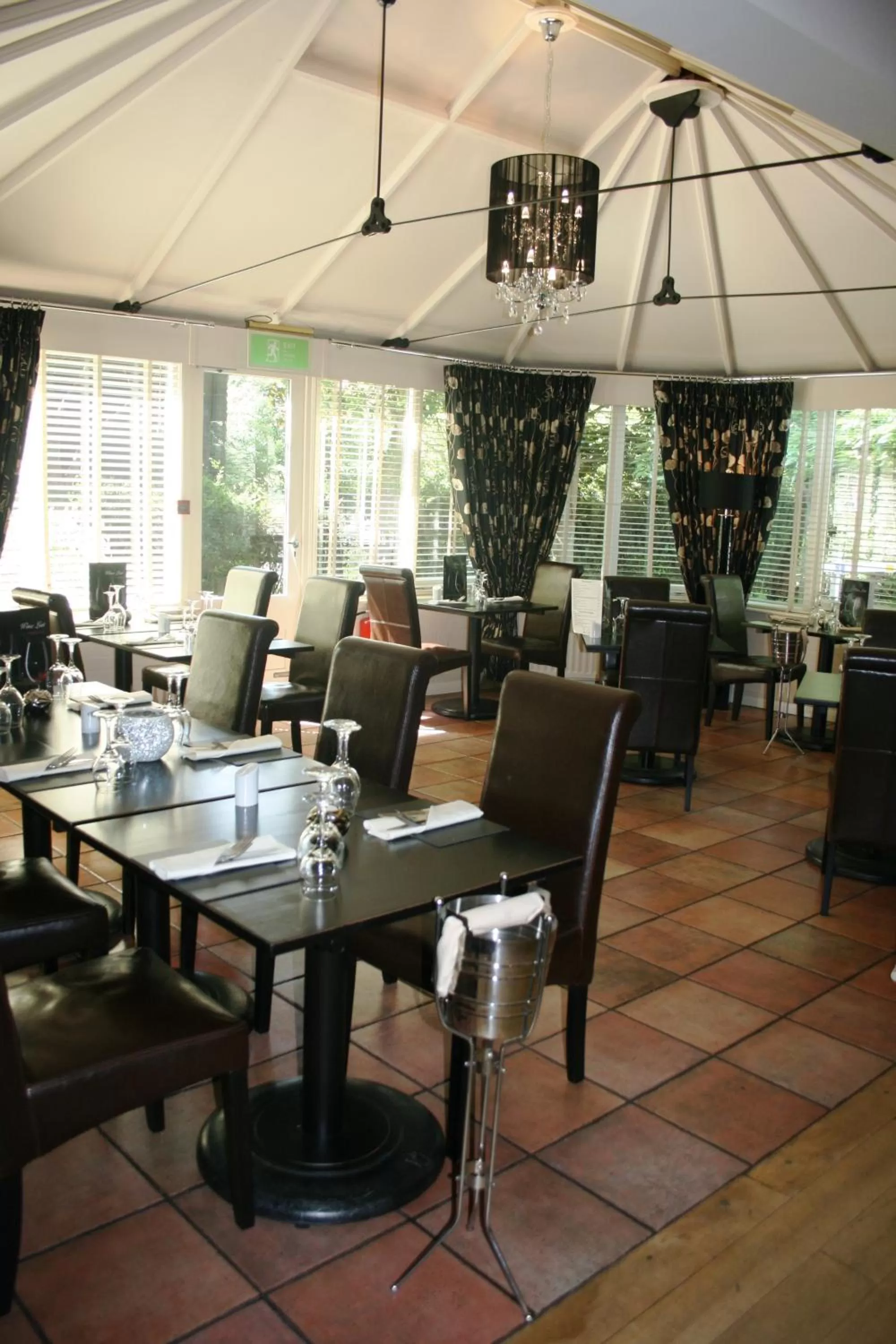 Restaurant/places to eat in Millfields Hotel