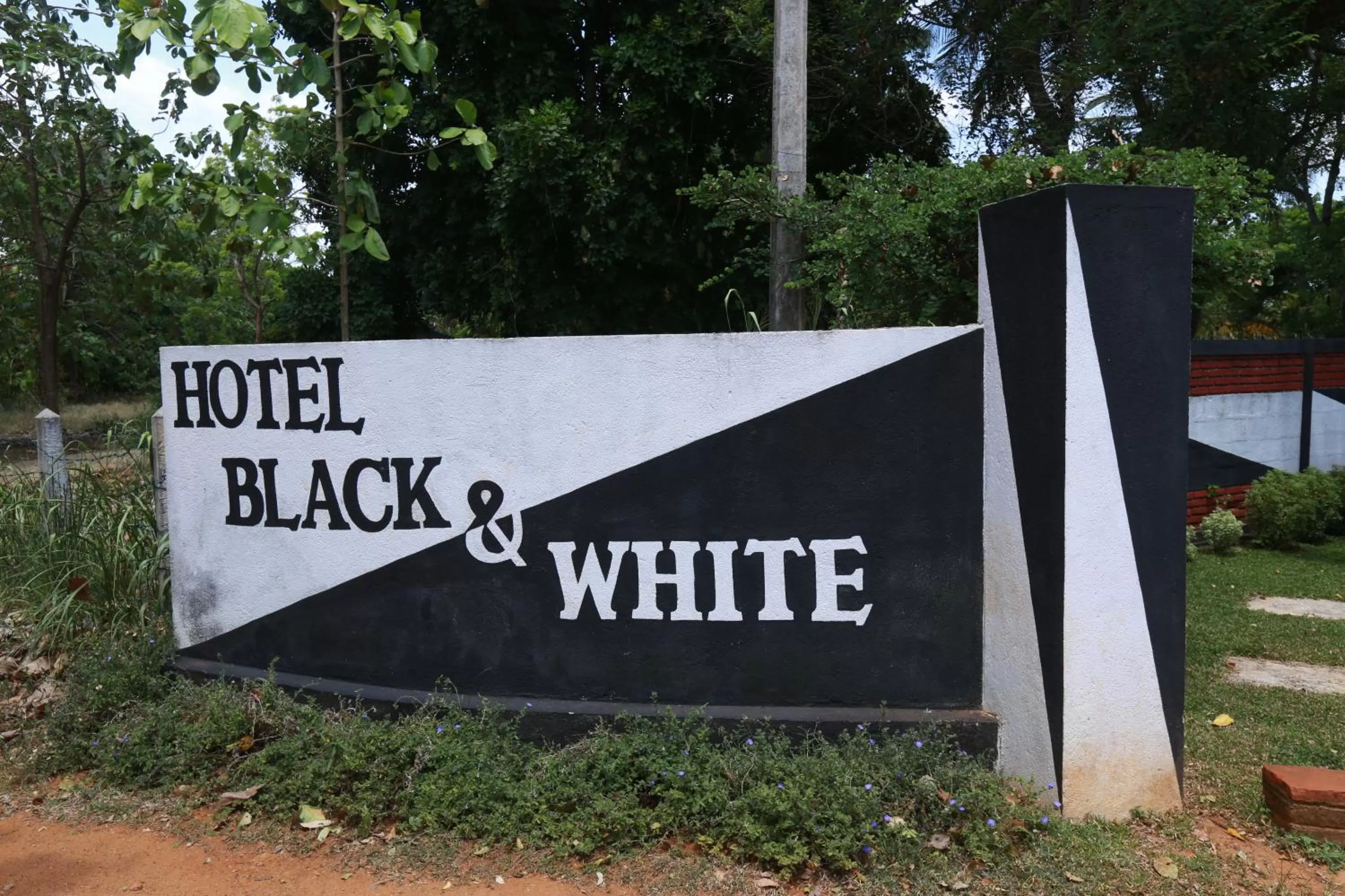 Area and facilities in Eco Hotel Black & White - Anuradhapura