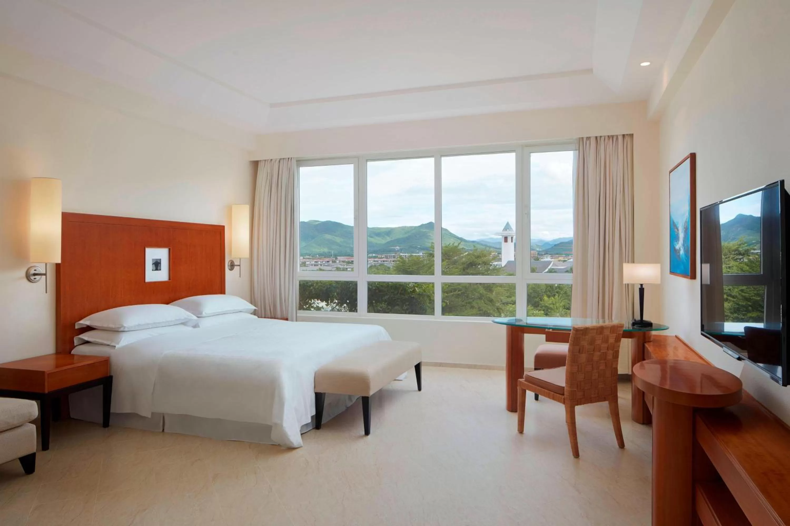 Photo of the whole room, Bed in Sheraton Sanya Yalong Bay Resort