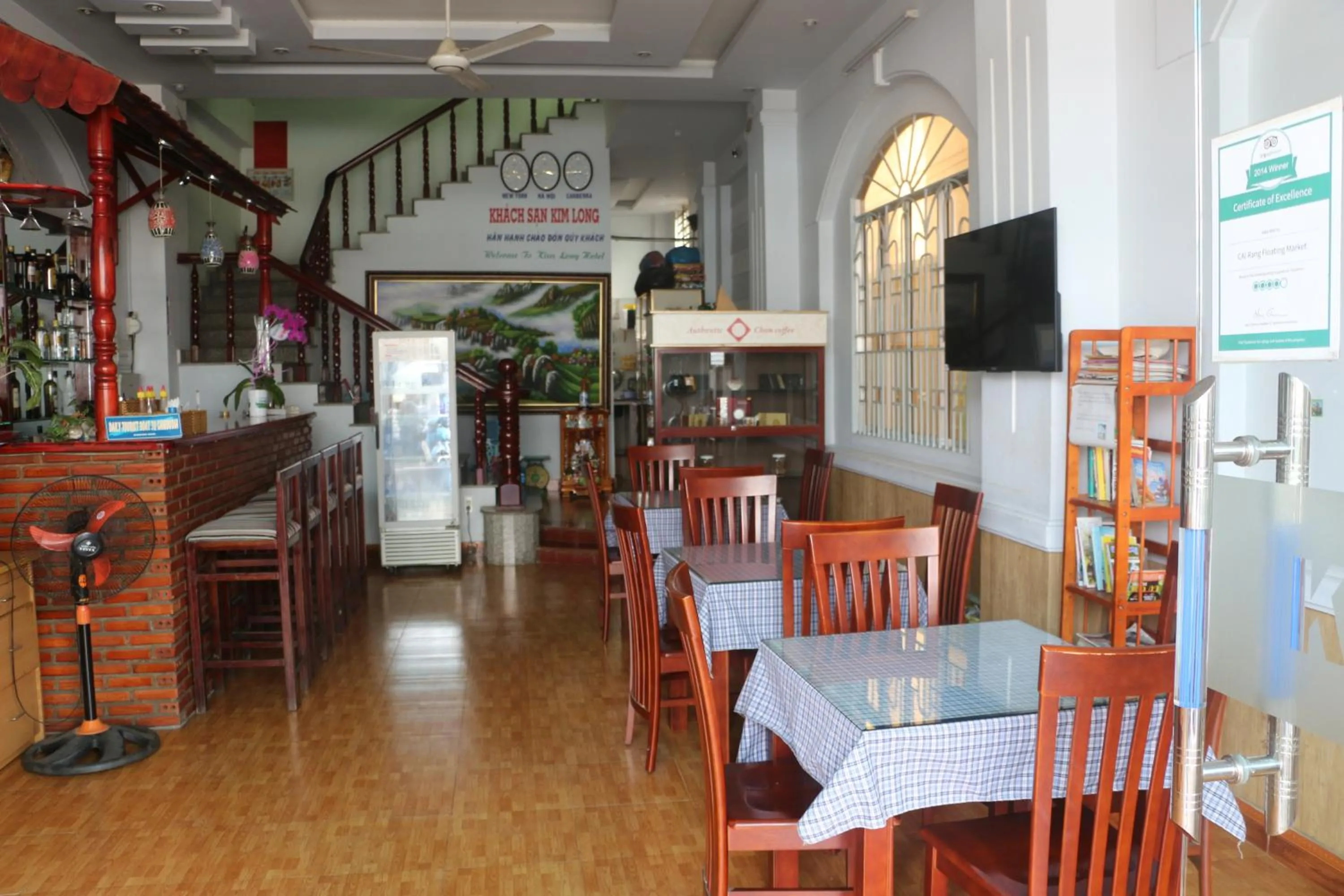 Communal lounge/ TV room in Kim Long Hotel