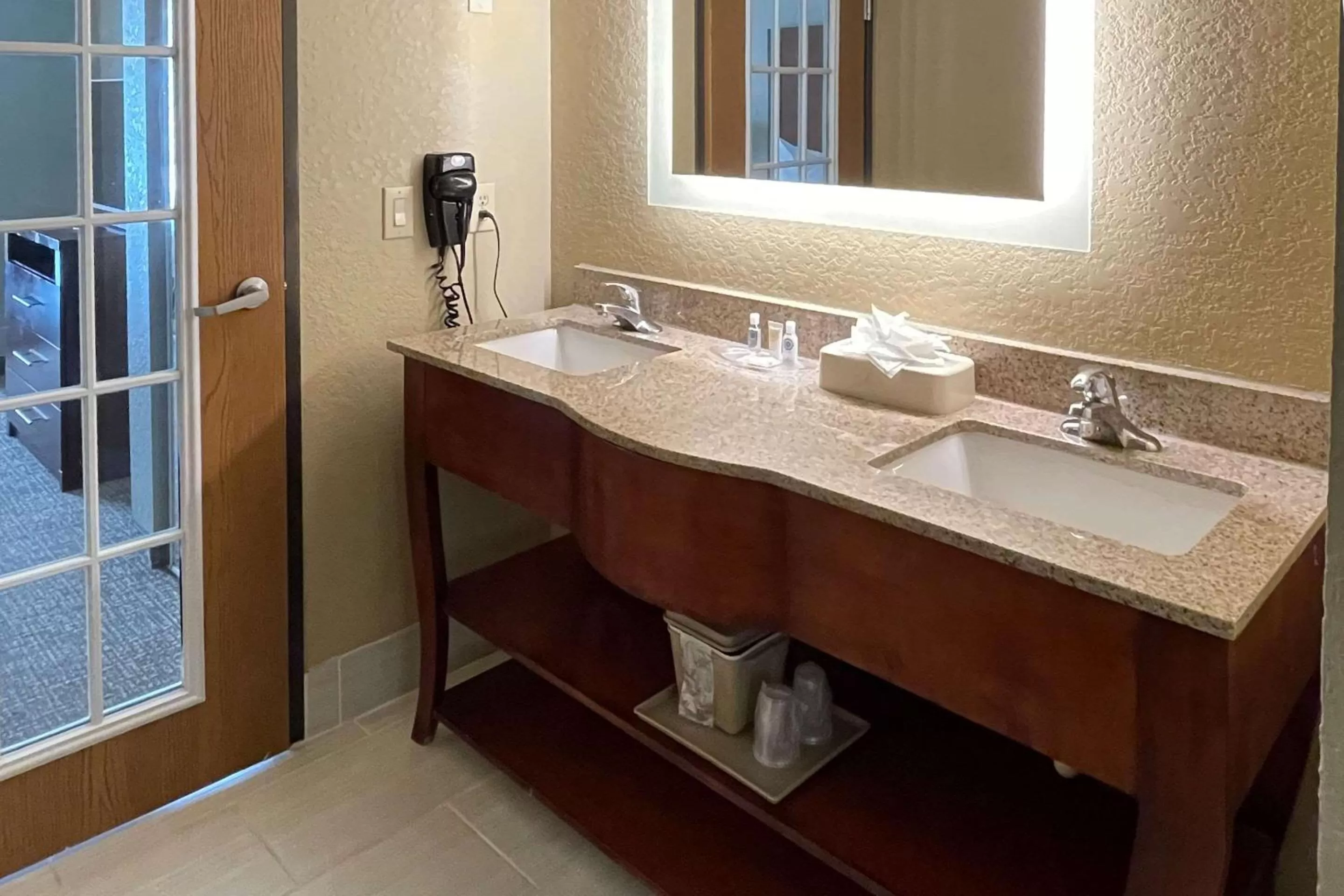 Bedroom in Comfort Suites San Antonio Near Seaworld