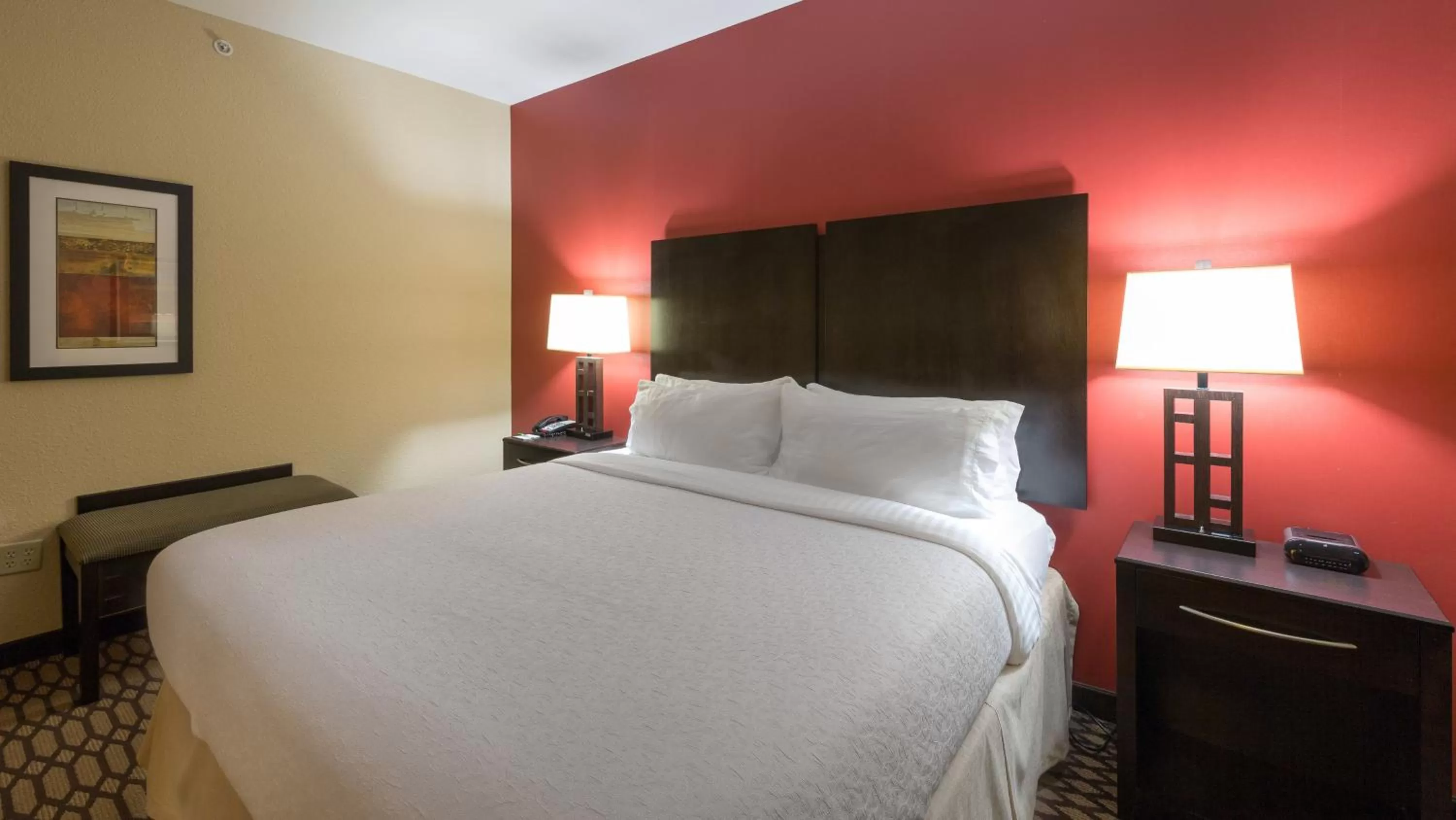 Photo of the whole room, Bed in Holiday Inn North Quail Springs by IHG