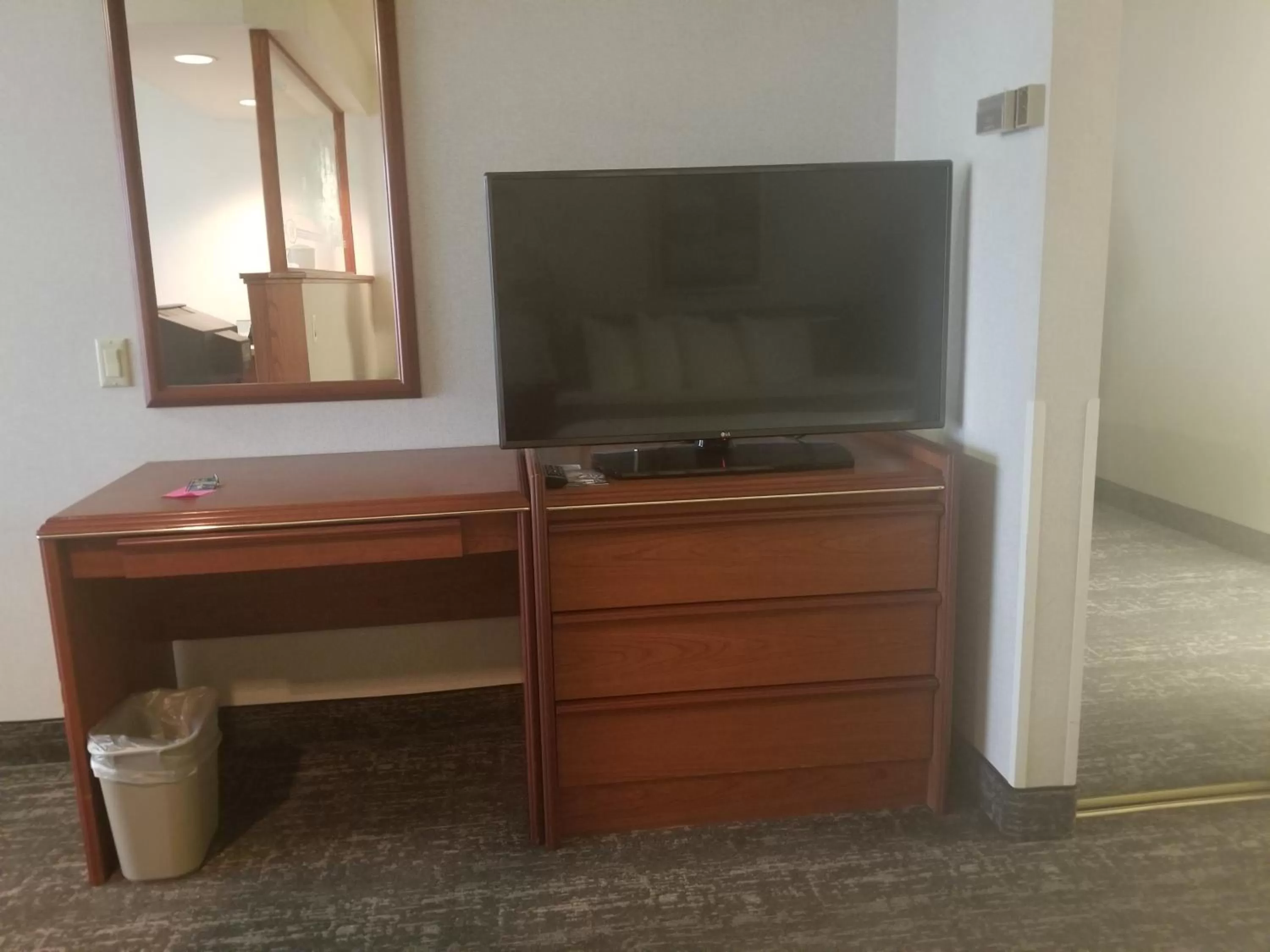 TV and multimedia in Shilo Inn Suites Salem
