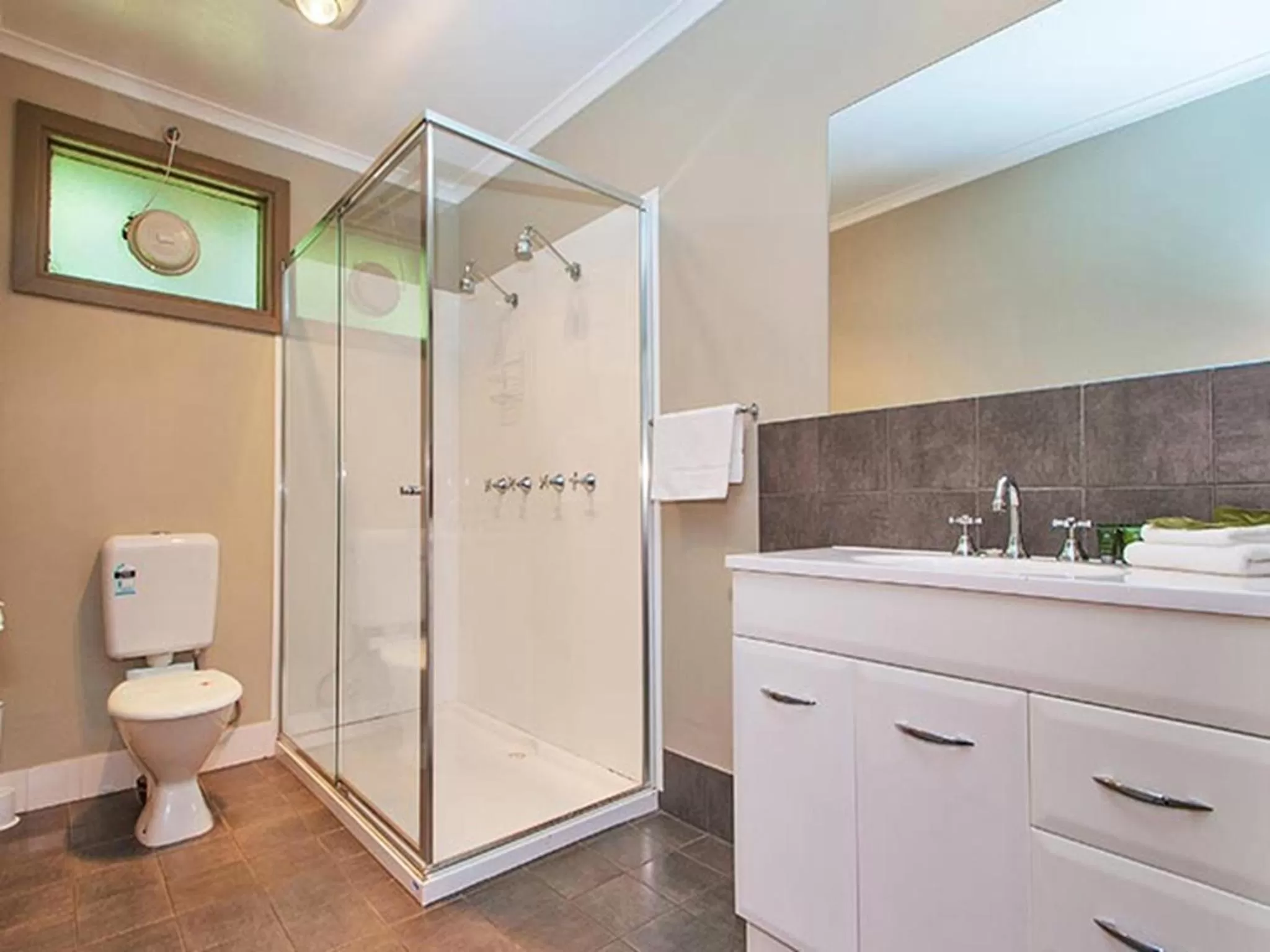 Twin Room in The Bright Motor Inn