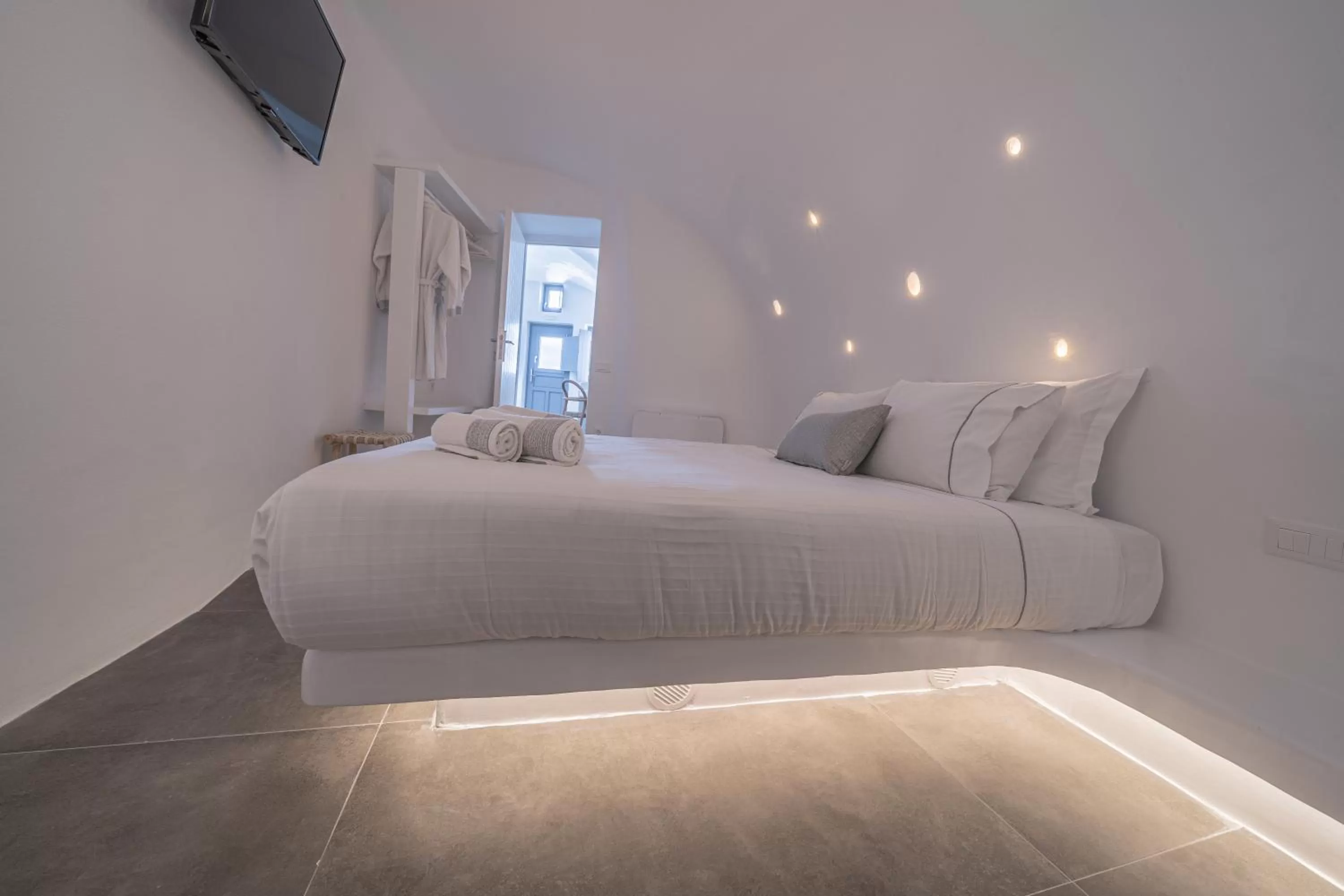 Bed in Eternity Suites Santorini