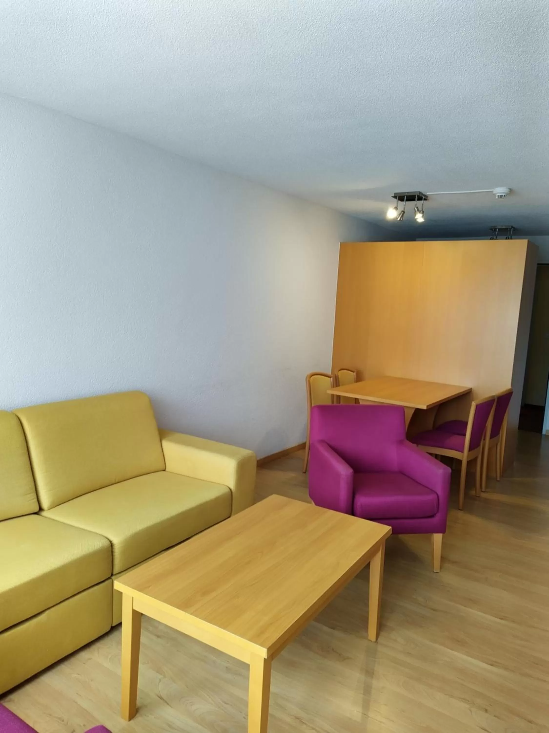 Hotel Sherlock Holmes & Khana Restaurant "nur 200 m zur Gondelbahn Hasliberg"