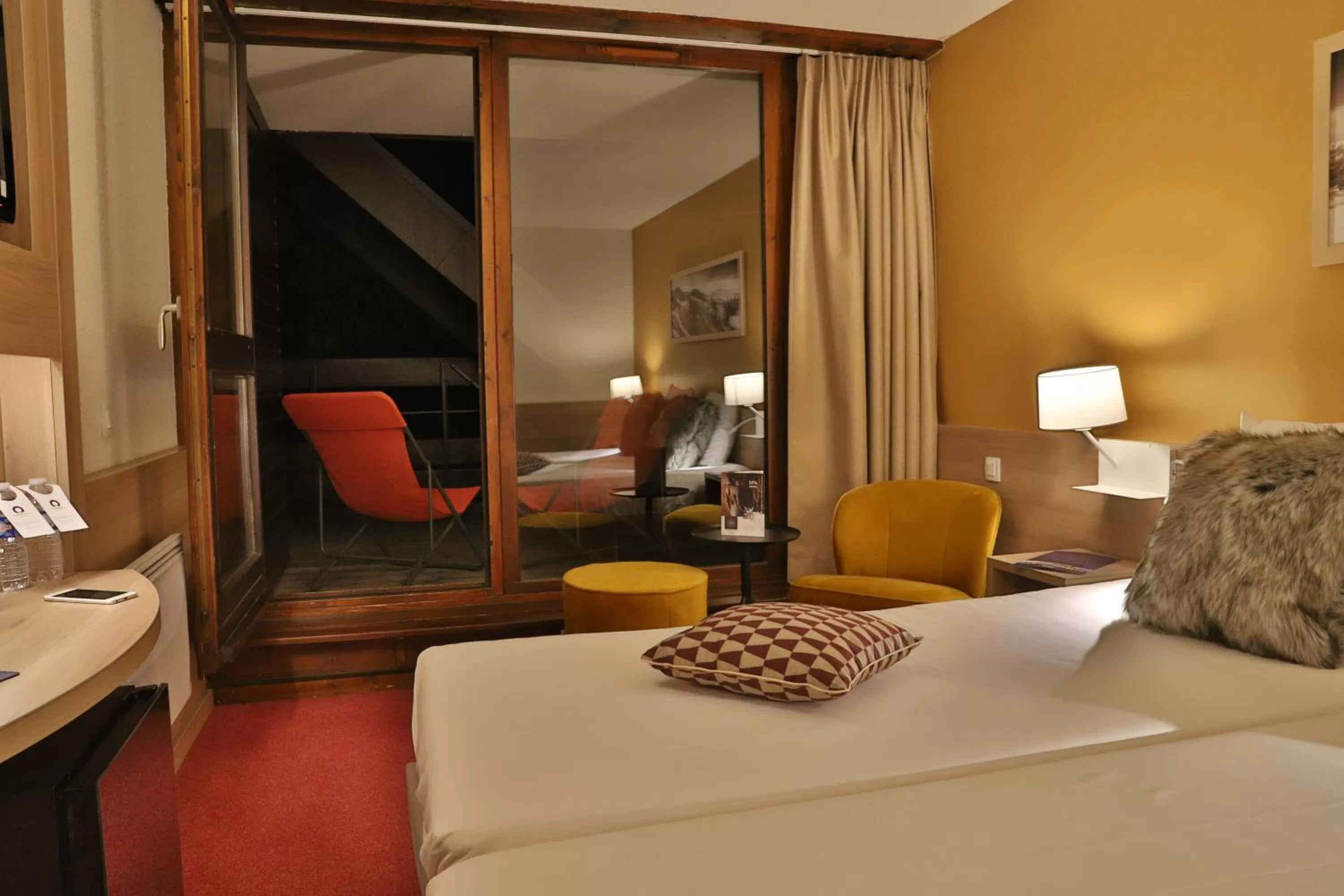 Bedroom, Bed in SOWELL HOTELS Mont Blanc et SPA