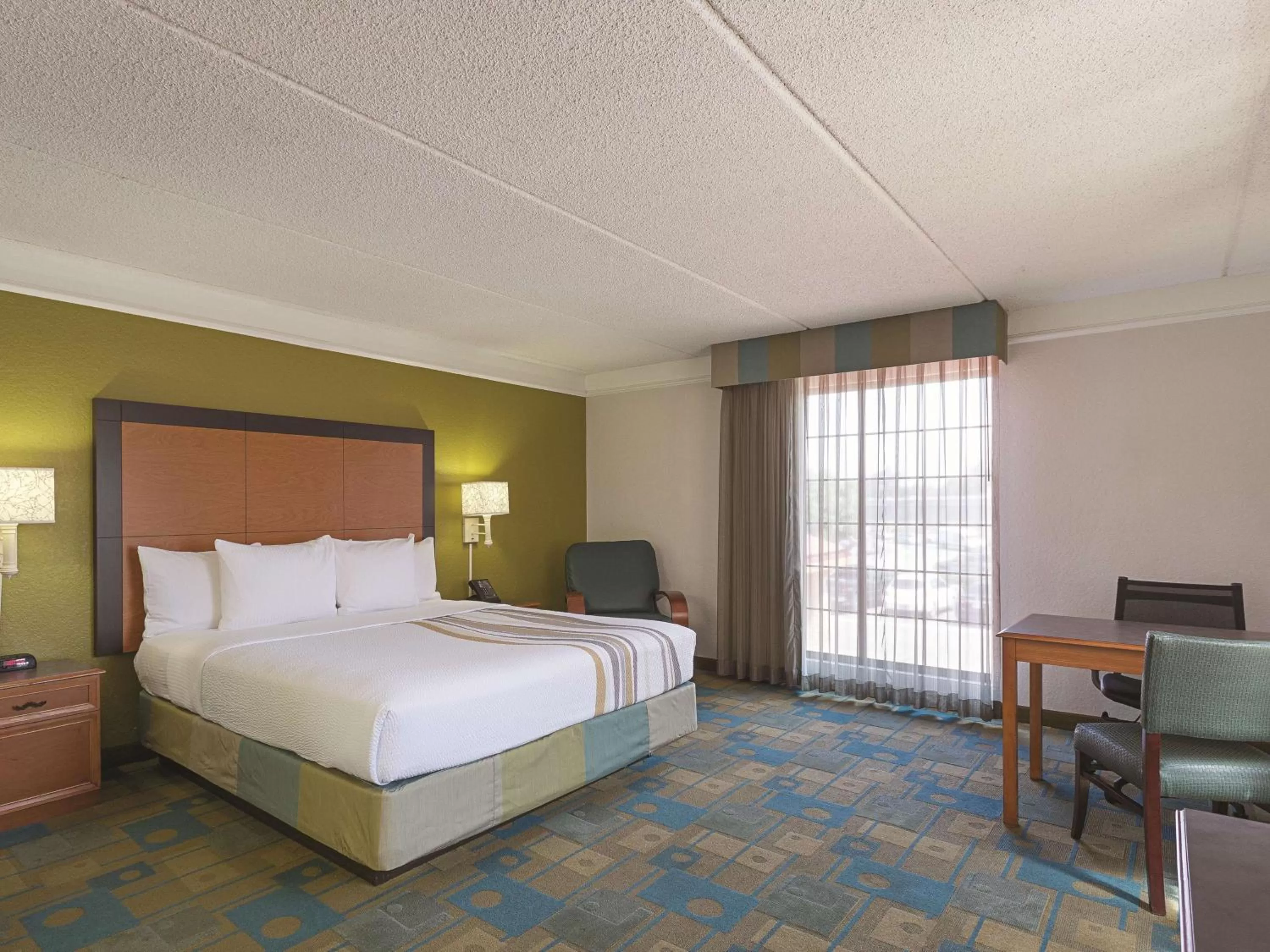 Photo of the whole room, Bed in La Quinta Inn by Wyndham San Diego Chula Vista
