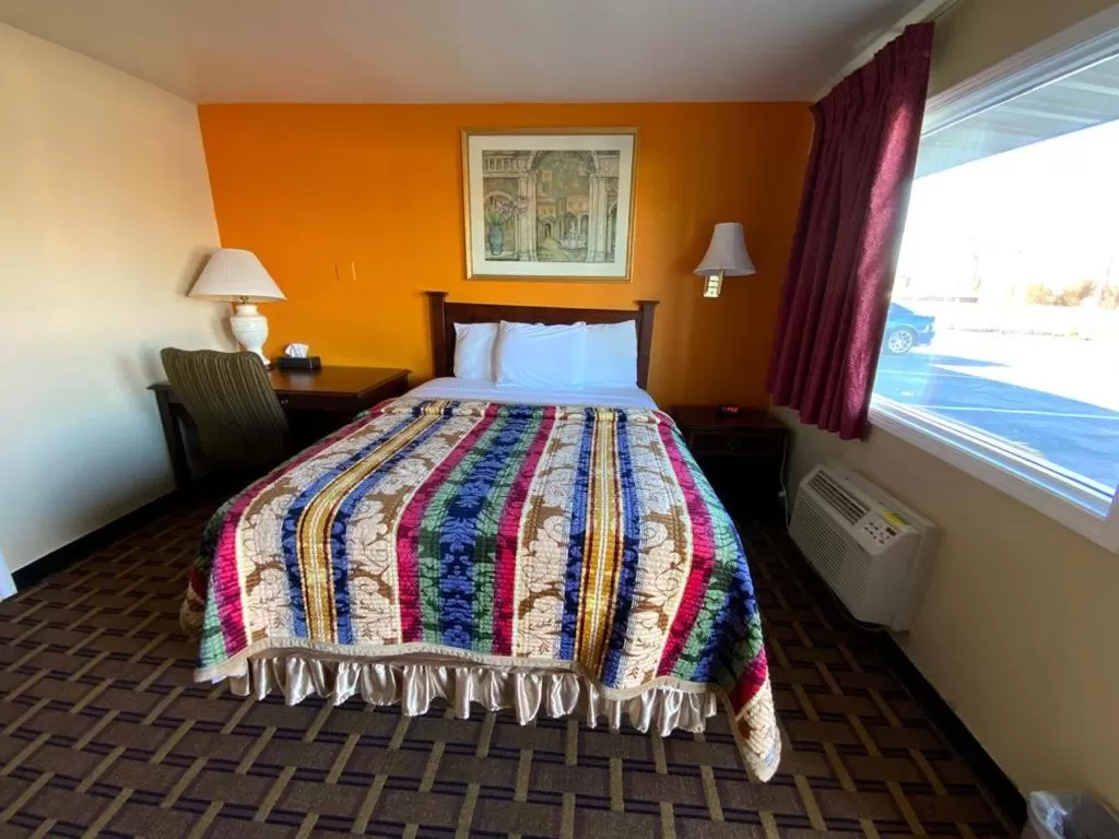 Bed in Indian Mound Motel