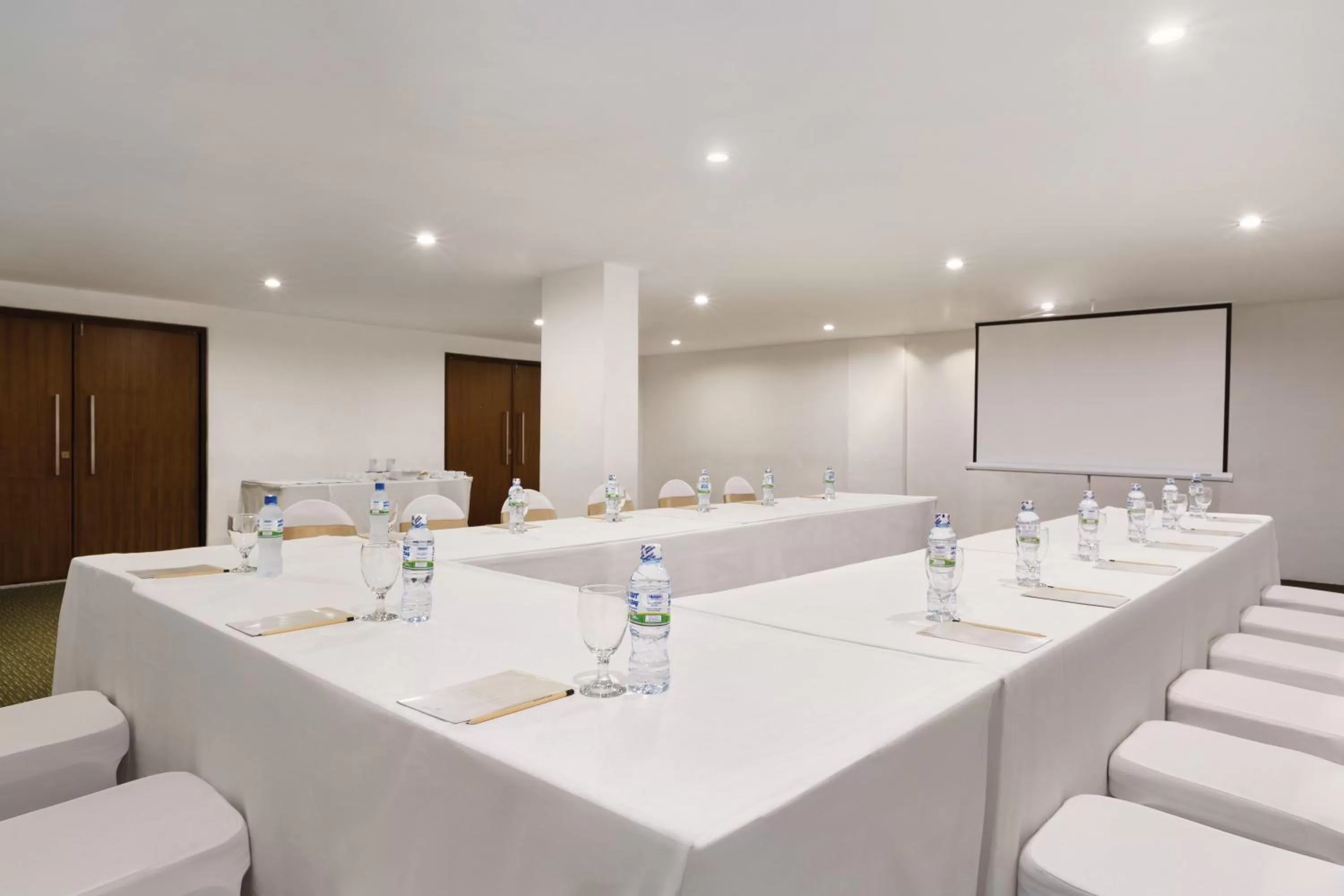 Business facilities in Ramada Colombo