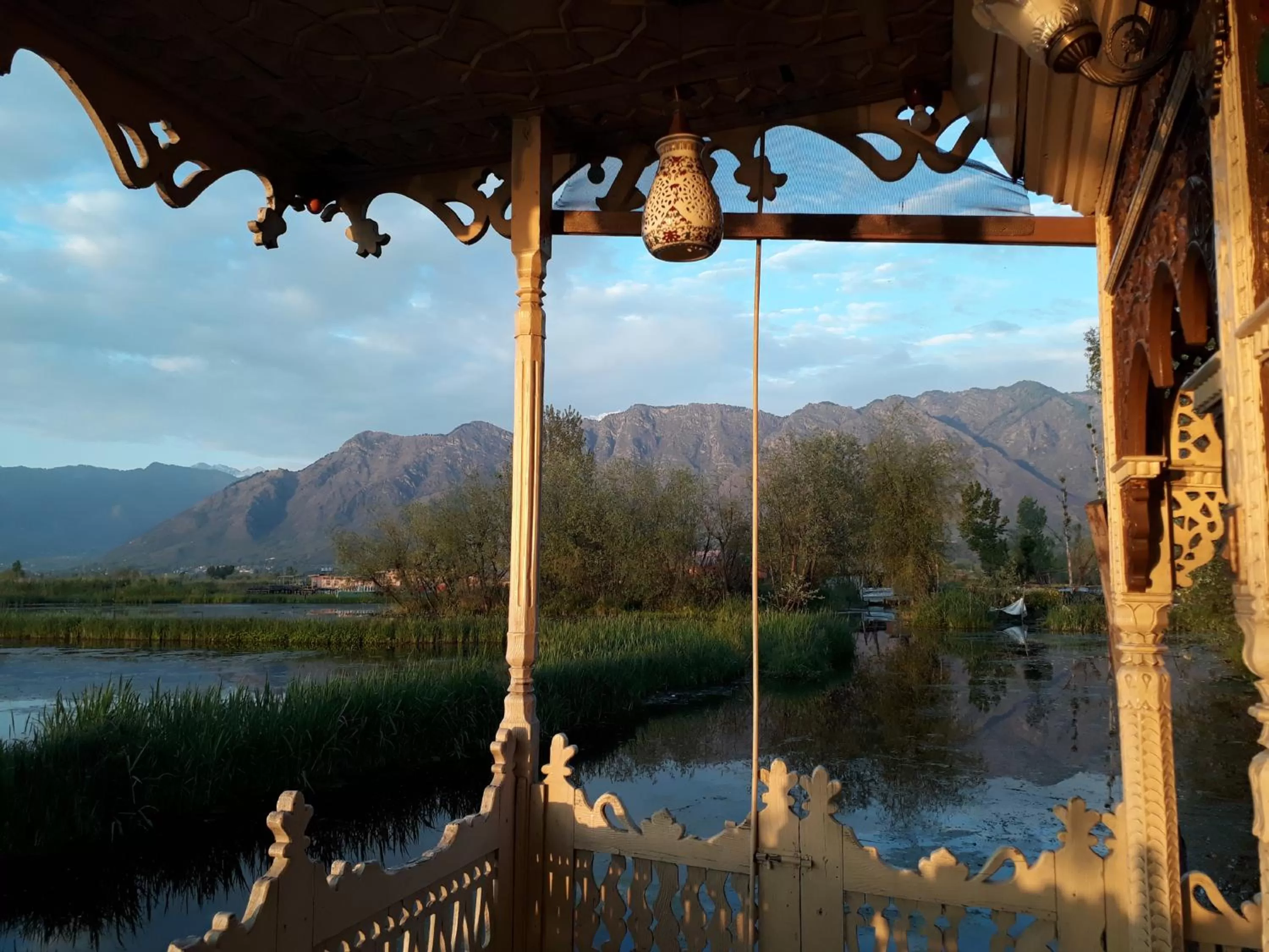 Mountain view in Houseboat Zaindari Palace