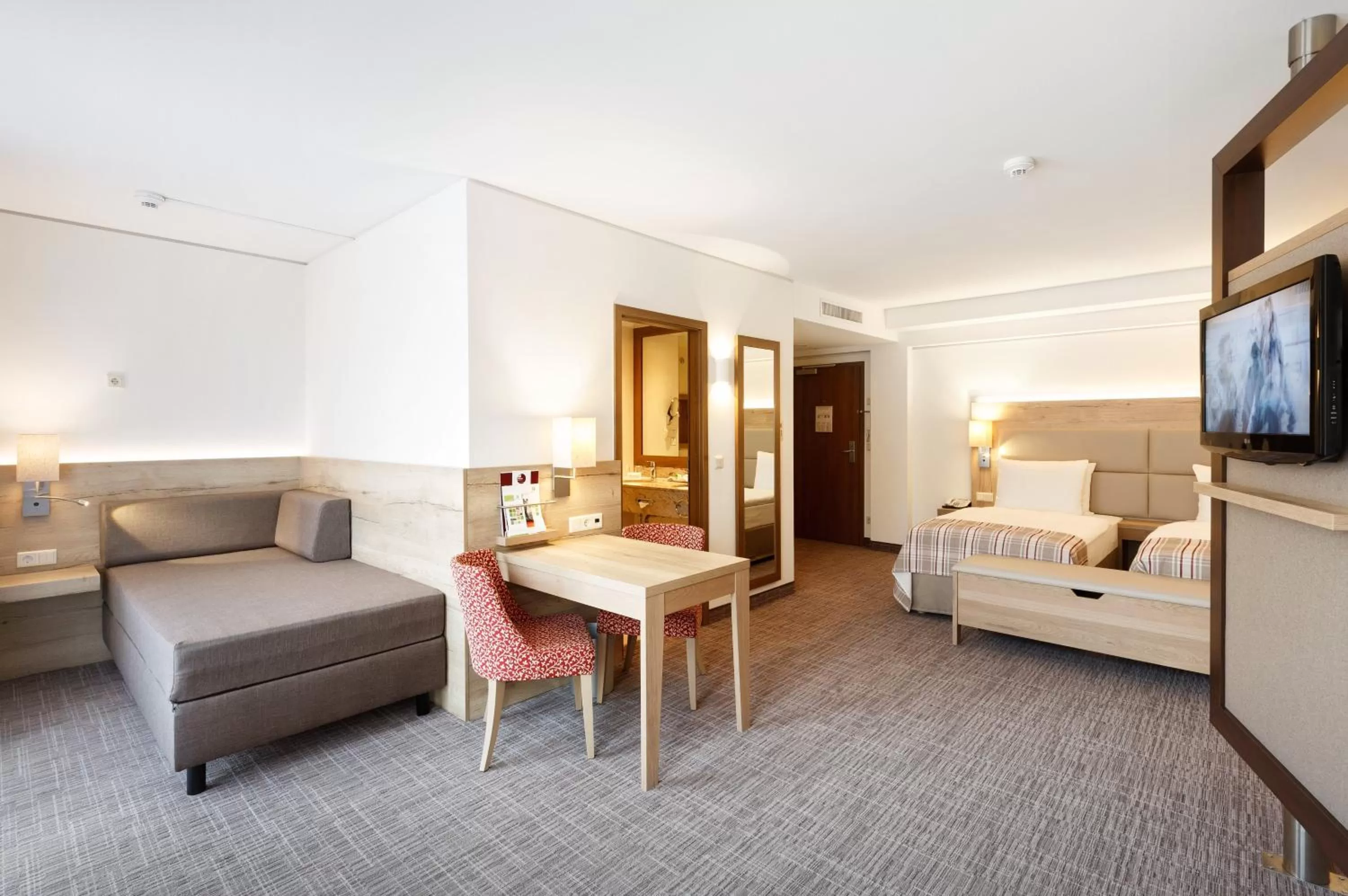 Photo of the whole room, Bed in Holiday Inn Nürnberg City Centre by IHG