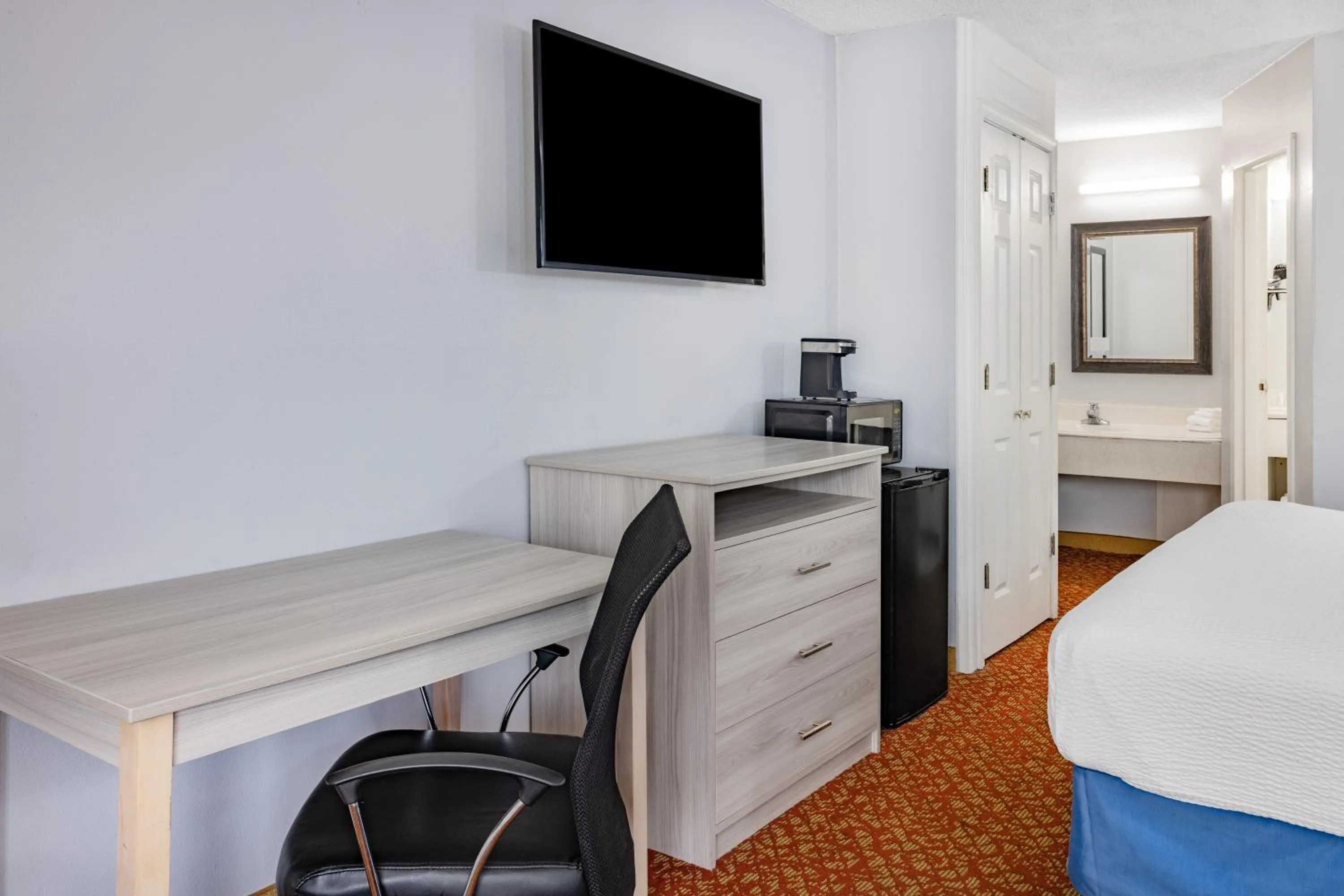 Photo of the whole room, Bed in Days Inn & Suites by Wyndham Colonial