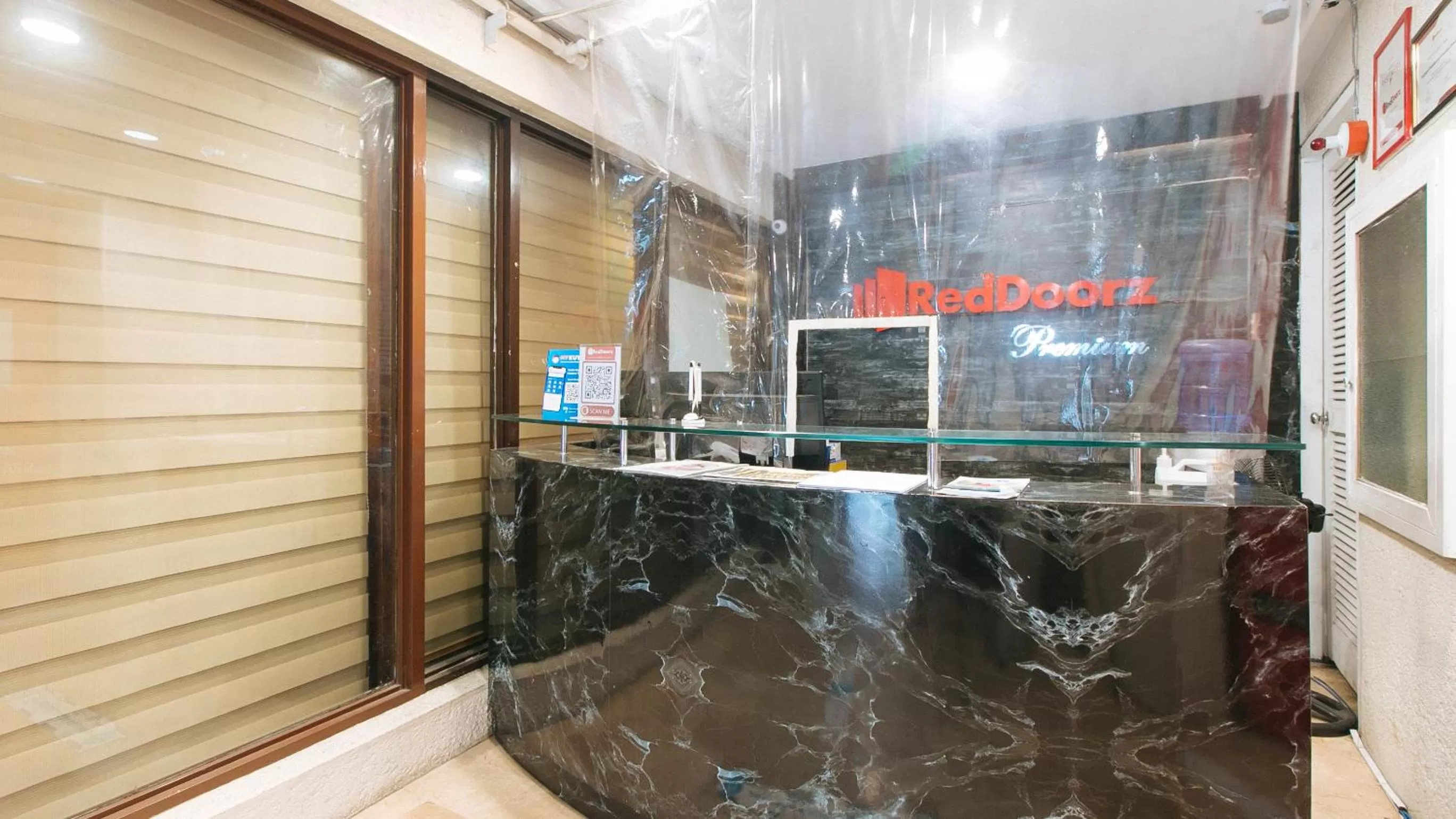 Lobby or reception in RedDoorz Premium near Greenbelt Makati - Vaccinated Staff