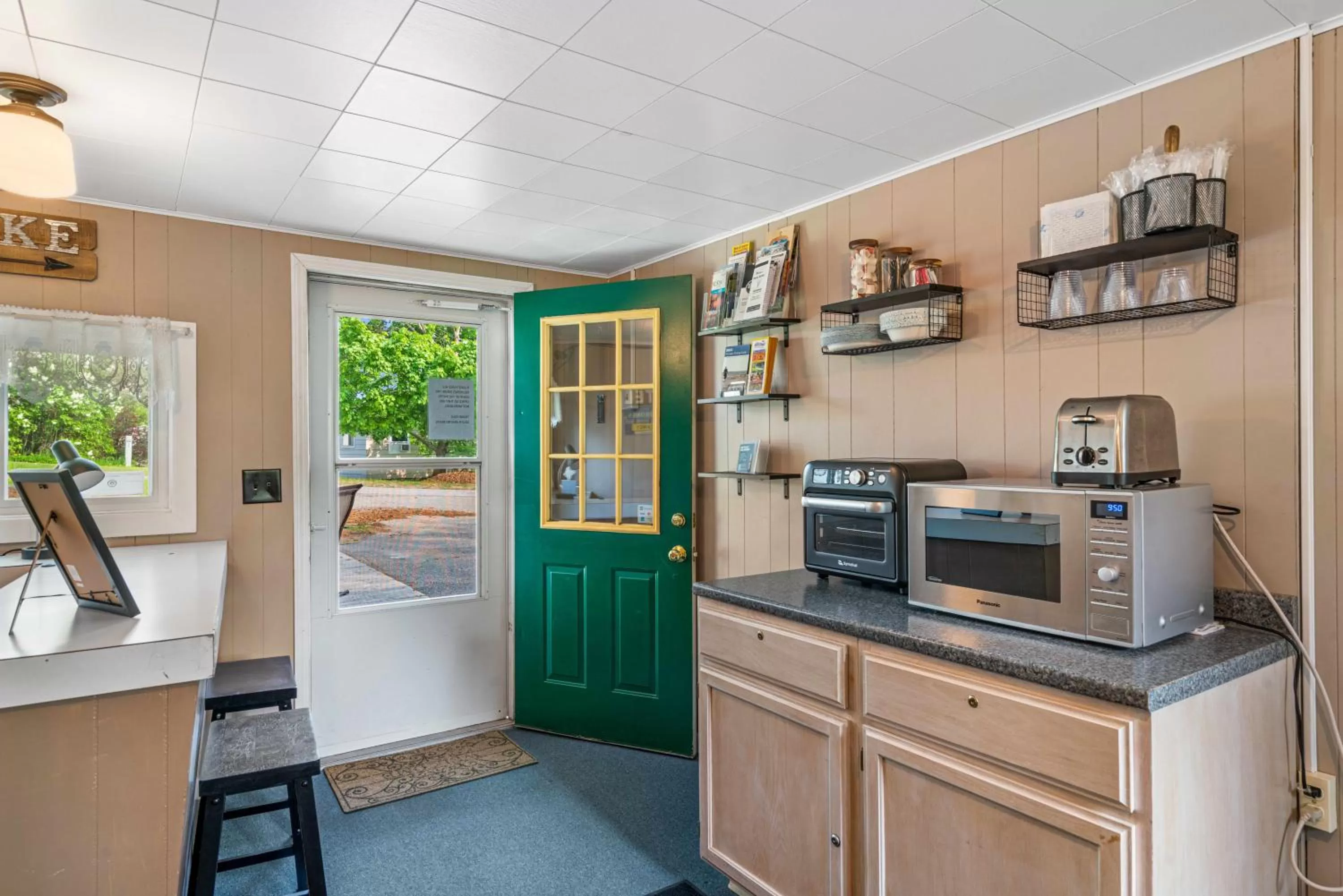 Coffee/tea facilities, Kitchen/Kitchenette in South Arm Retreats