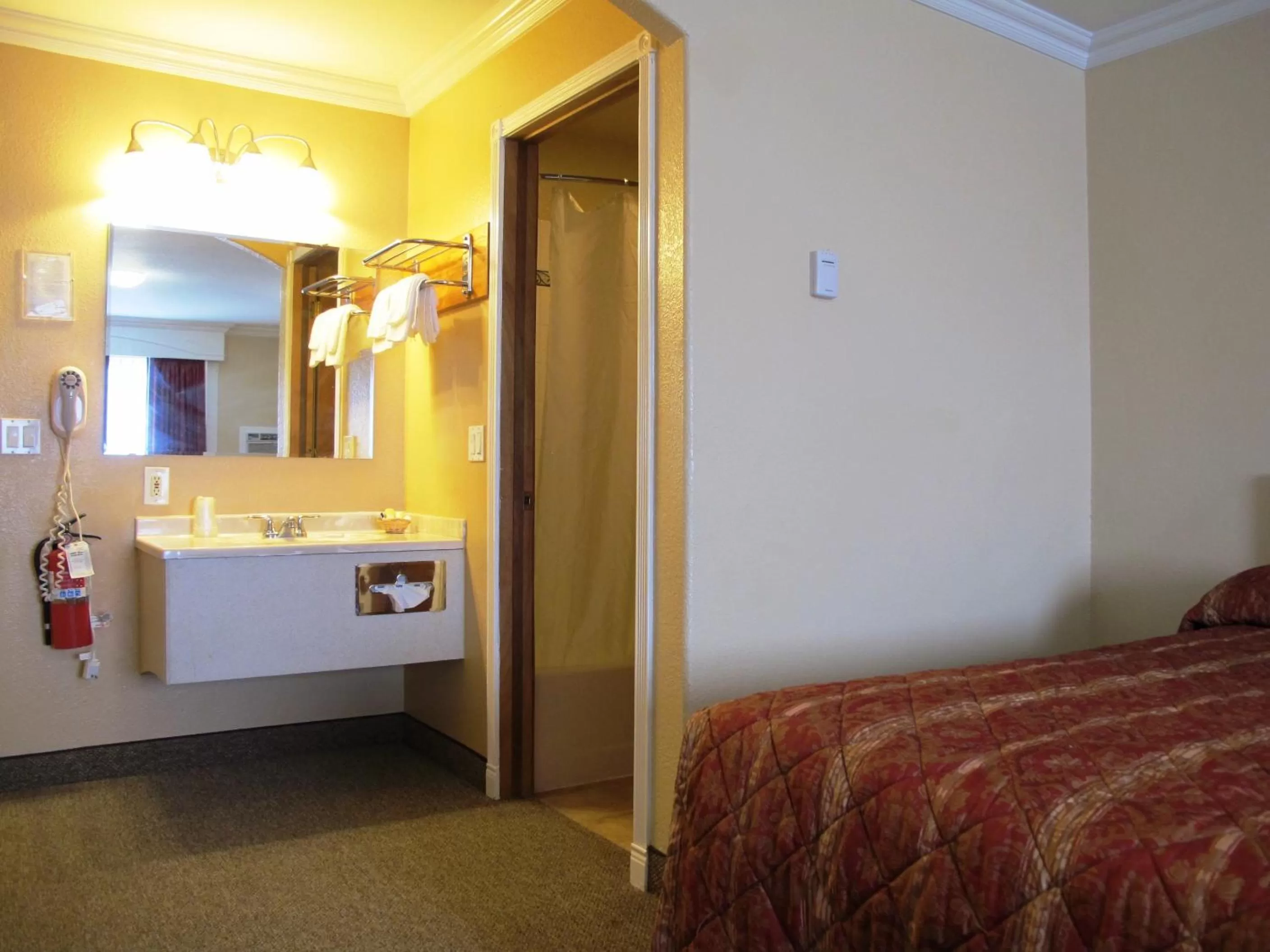 Other, Bed in Merrill Field Inn