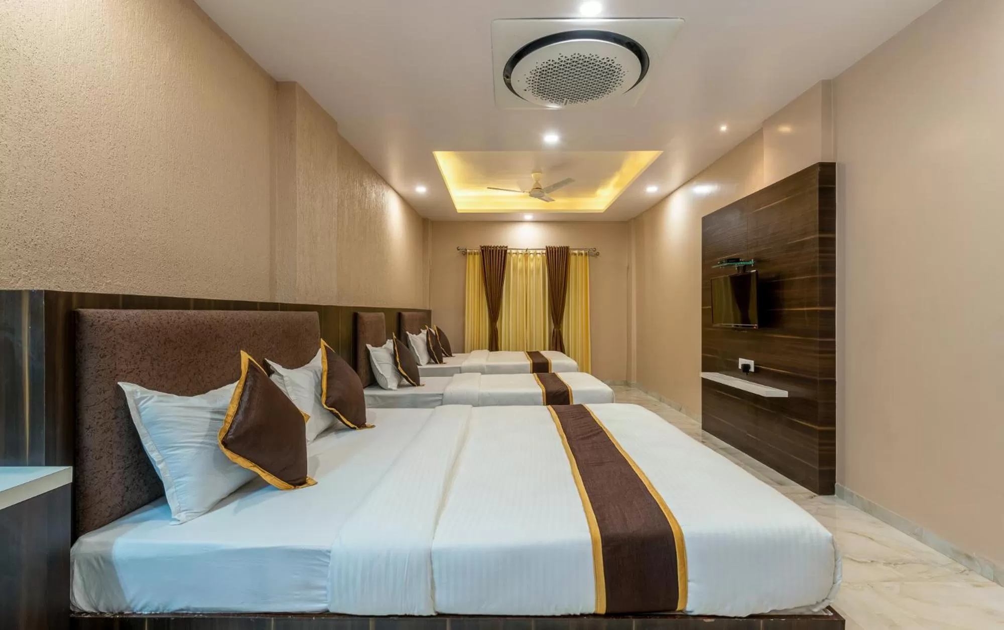 Bed in Hotel Aatithya Satkar Near Mahalaxmi Temple