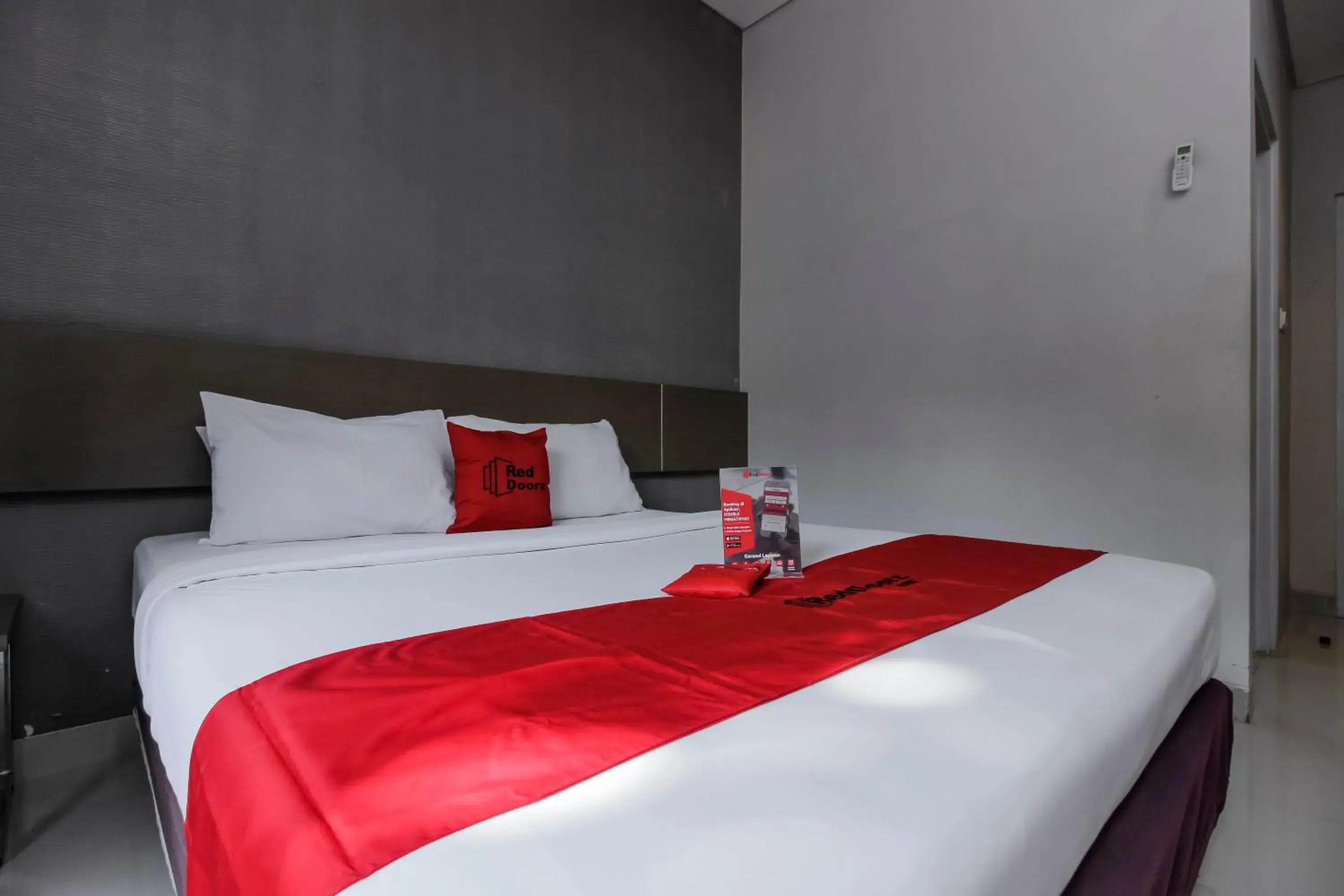 Double Room in RedDoorz near Goa Sunyaragi Double Room in RedDoorz near Goa Sunyaragi