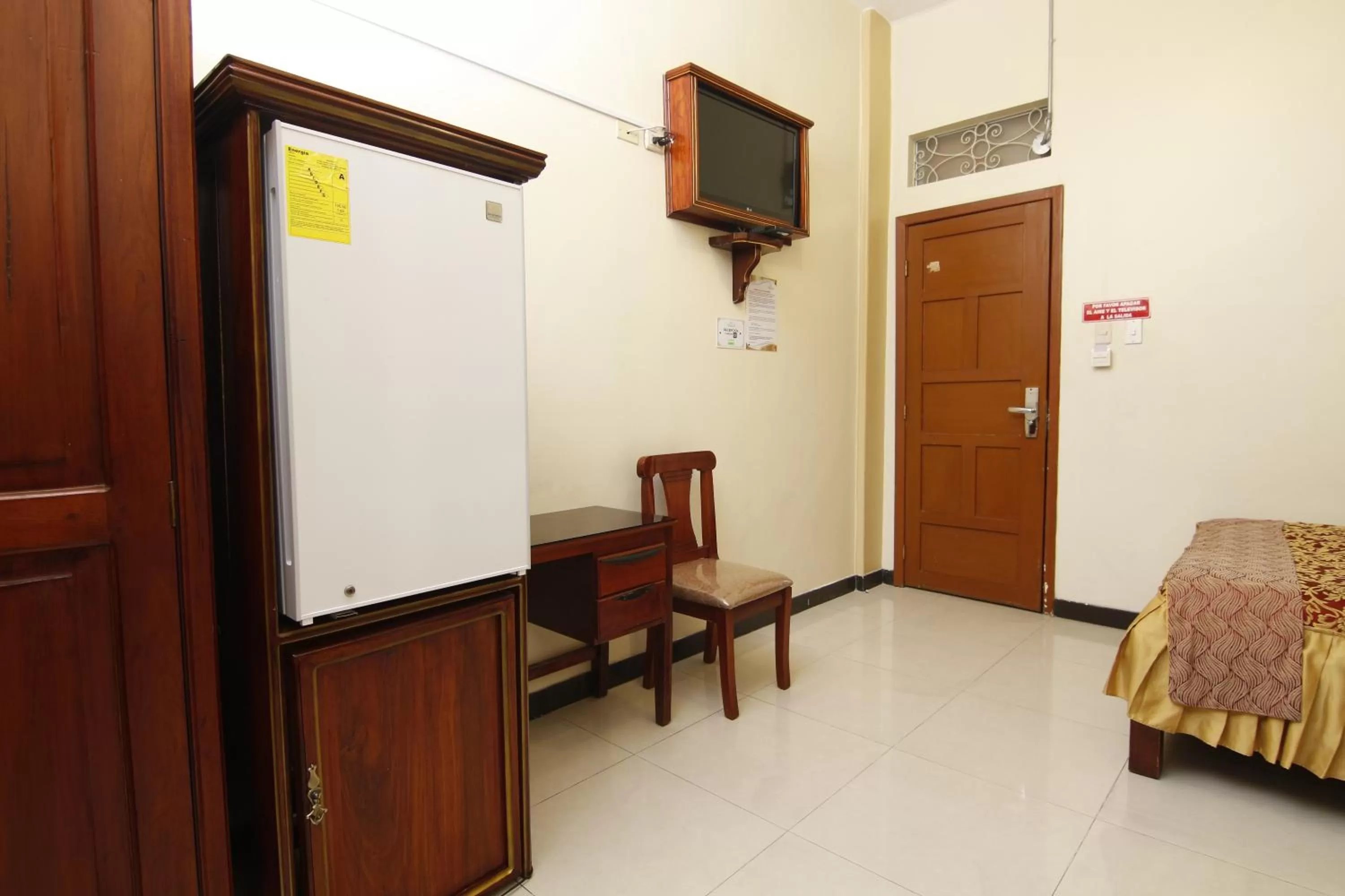 TV/Entertainment Center in Hotel Versailles Internacional