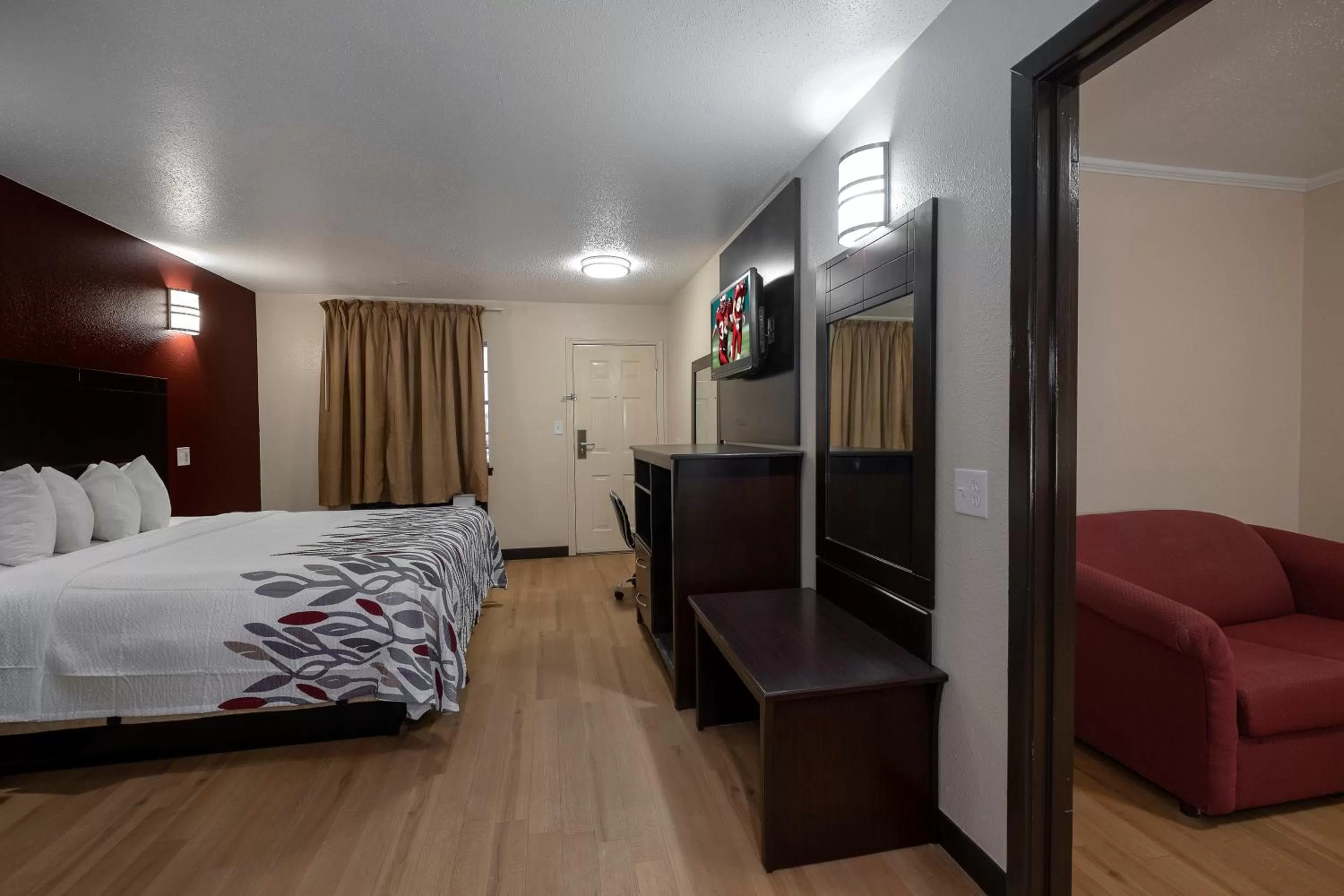 Photo of the whole room, Bed in Red Roof Inn Morgan City