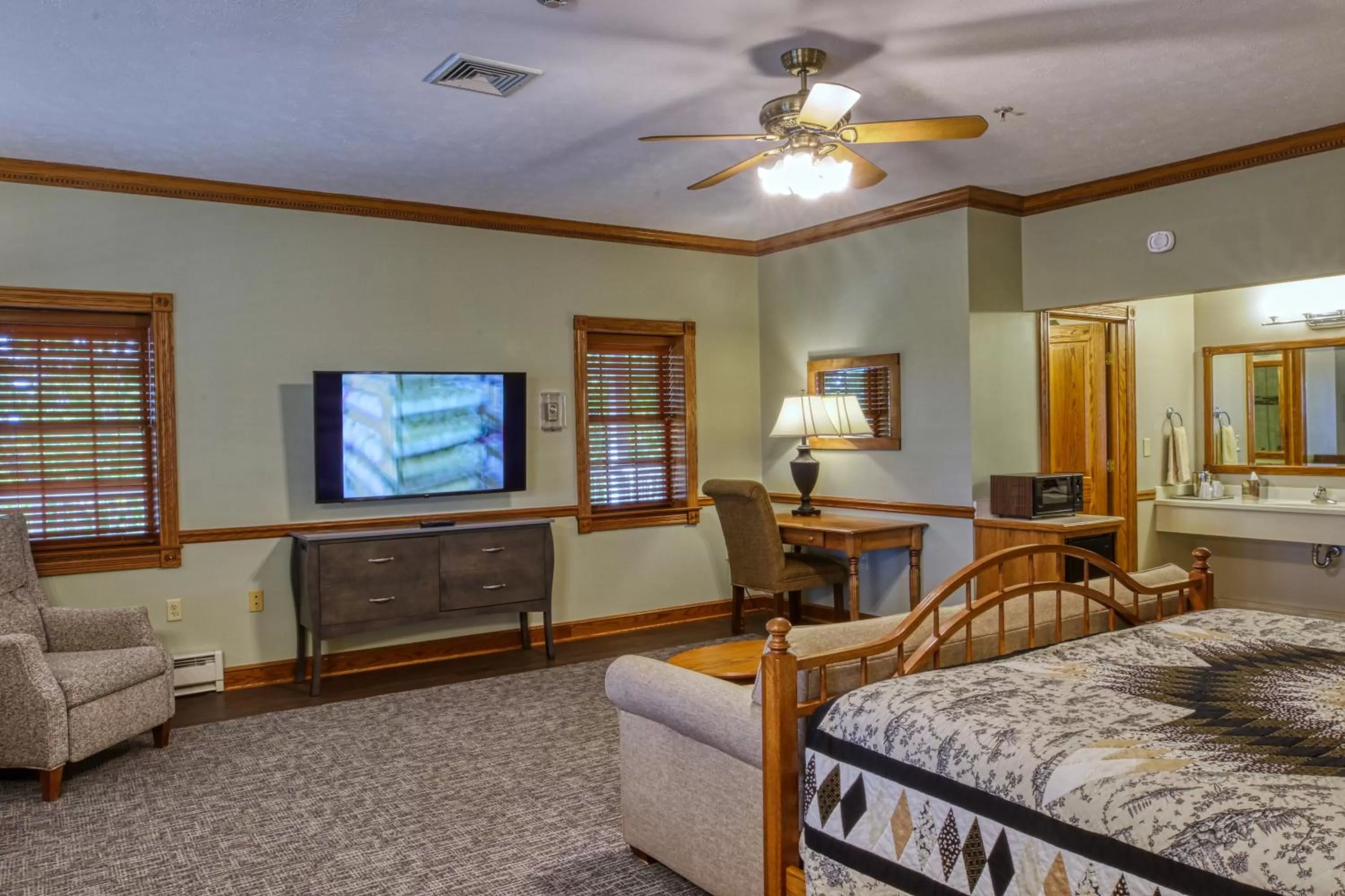 Bed in Carlisle Inn Walnut Creek