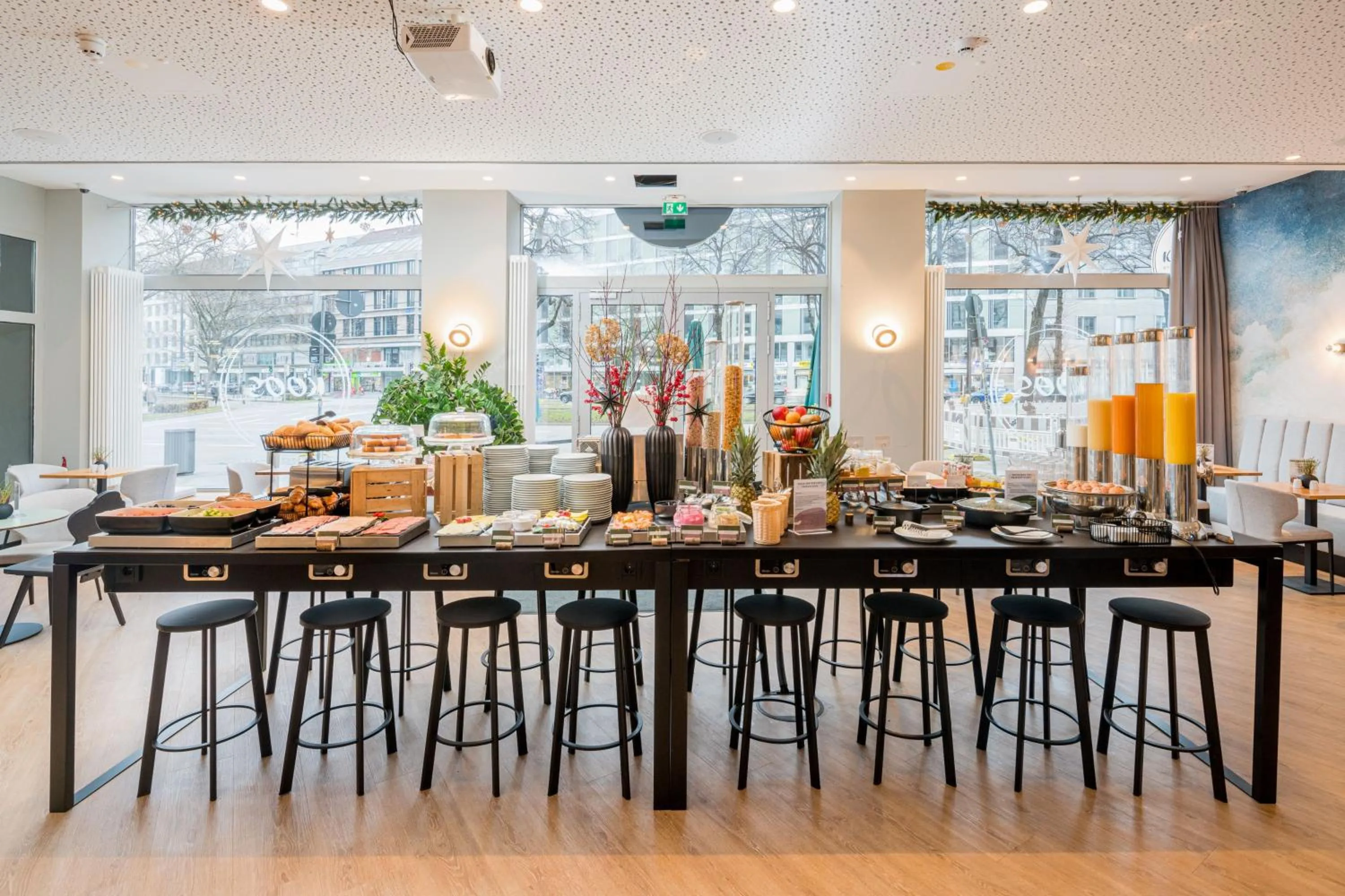 Restaurant/places to eat in KOOS Hotel&Apartments - City Aparthotel