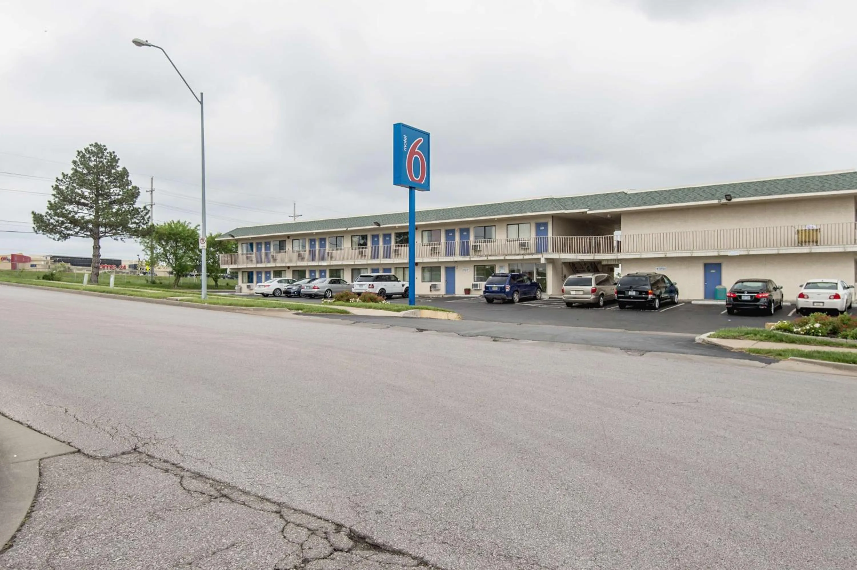Property building in Motel 6 Kansas City, MO - Airport
