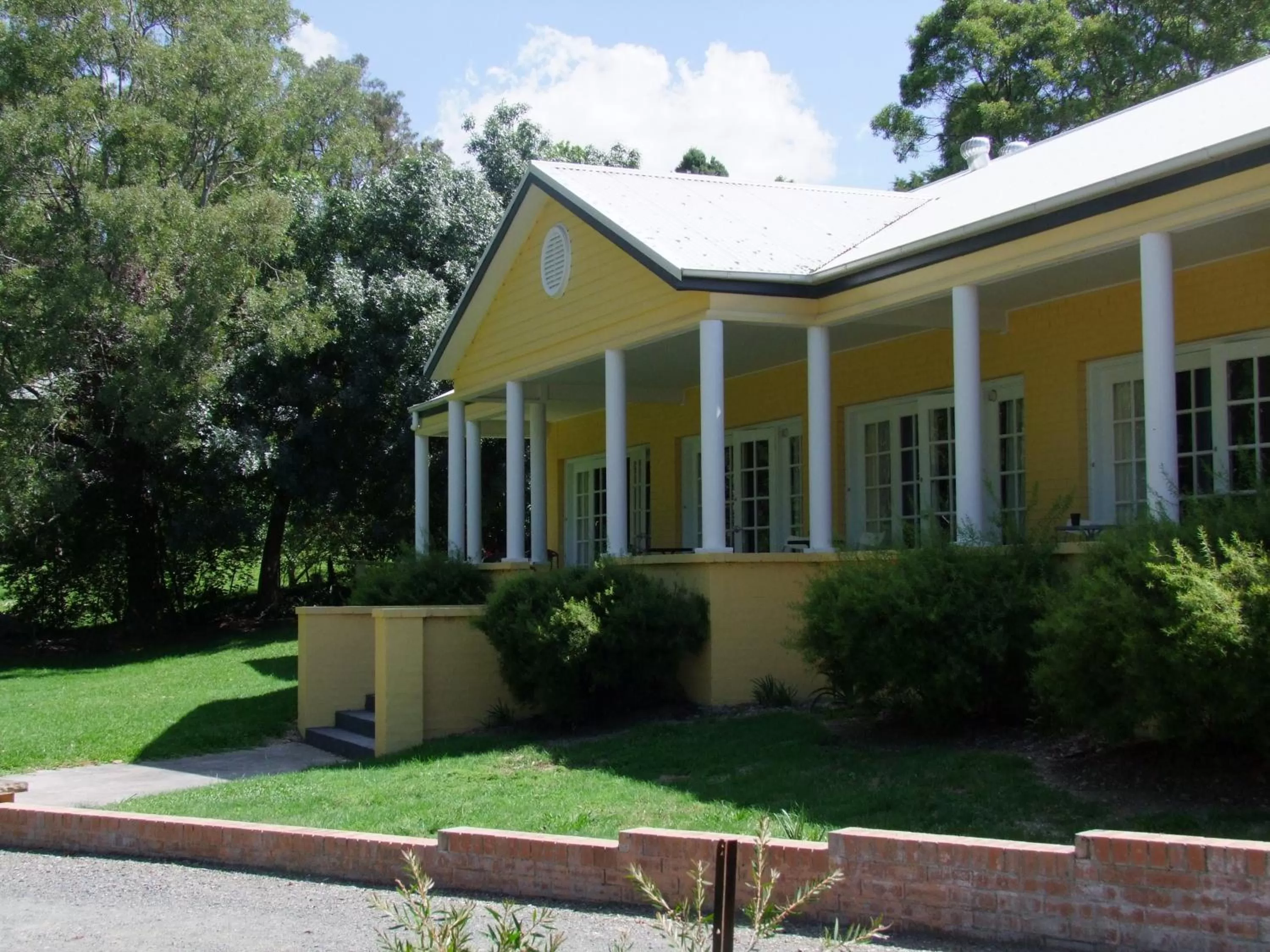 Facade/entrance in Bundanoon Lodge